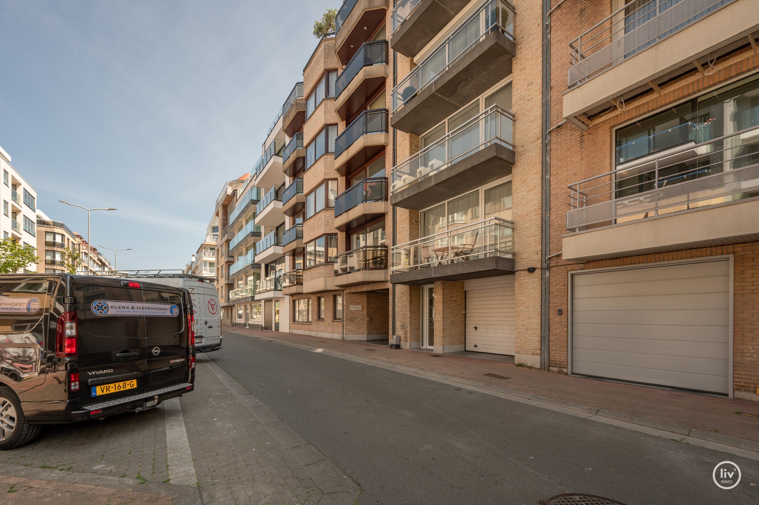 Gezellig gerenoveerd 3 slaapkamerappartement centraal gelegen op de P.Parmentierlaan te Knokke met ruim terras. 