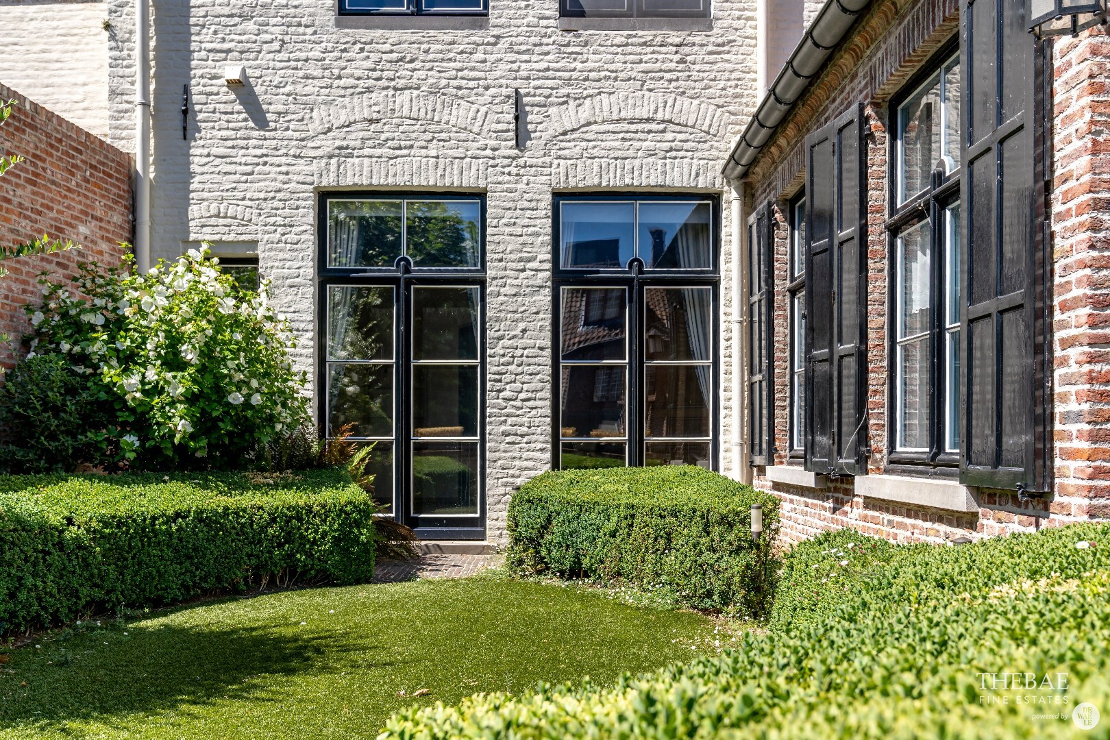 Statige herenwoning met garage / atelier / bijgebouw en gezellige tuin aan de Brugse reien. 