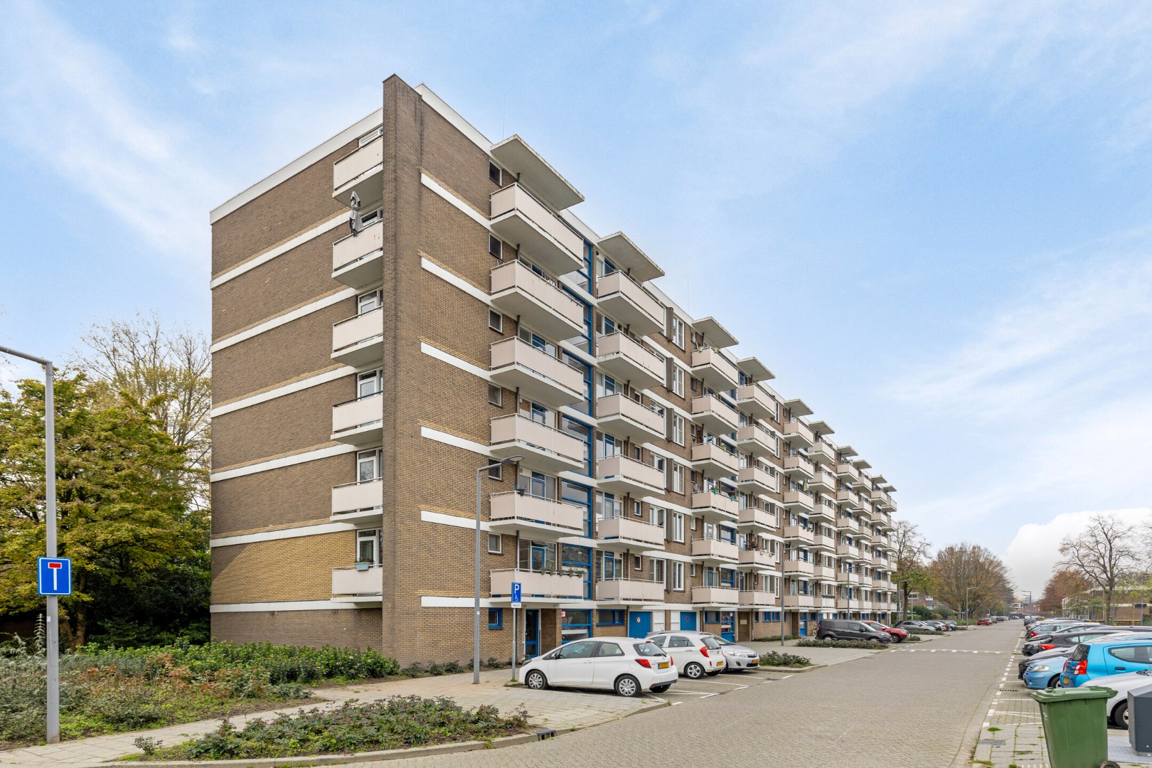 Keurig en zonder klussen te betrekken dit 3 (voorheen 4) kamer appartement op de 2e verdieping met fraaie keuken, moderne badkamer, 2 balkons, berging in de onderbouw en gelegen op eigen grond. 