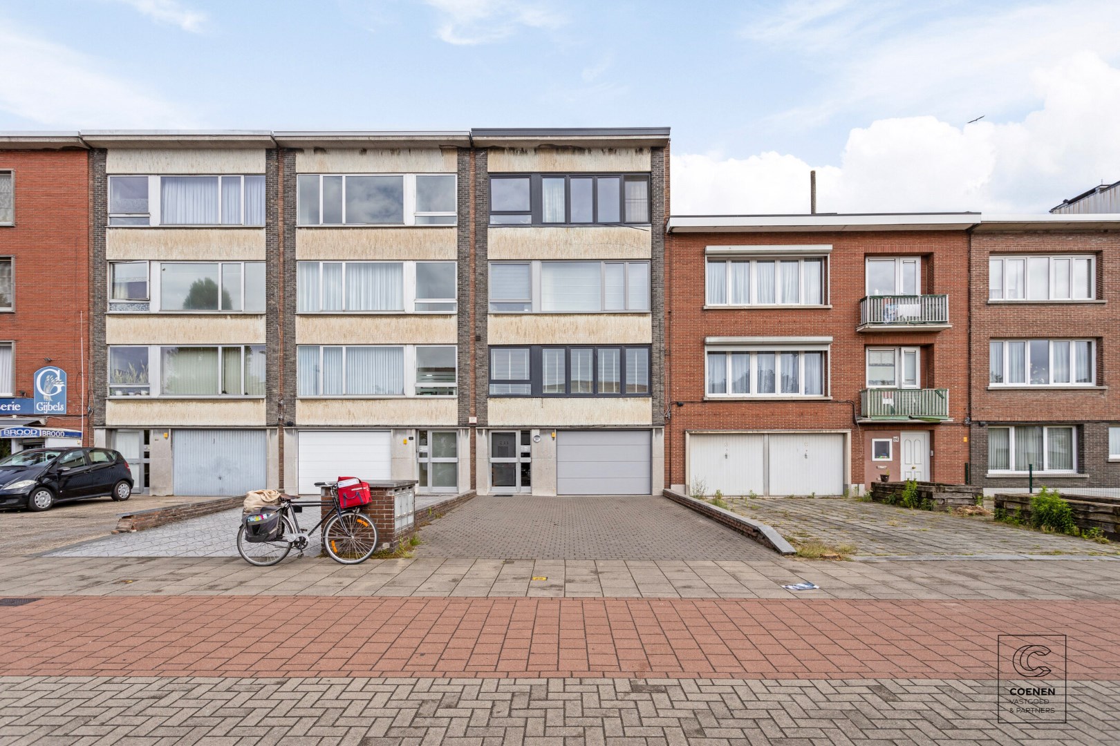 Instapklaar appartement met 2 slkp&#39;s, bew. opp van 80 m&#178; met dubbele garage &#233;n tuin! 