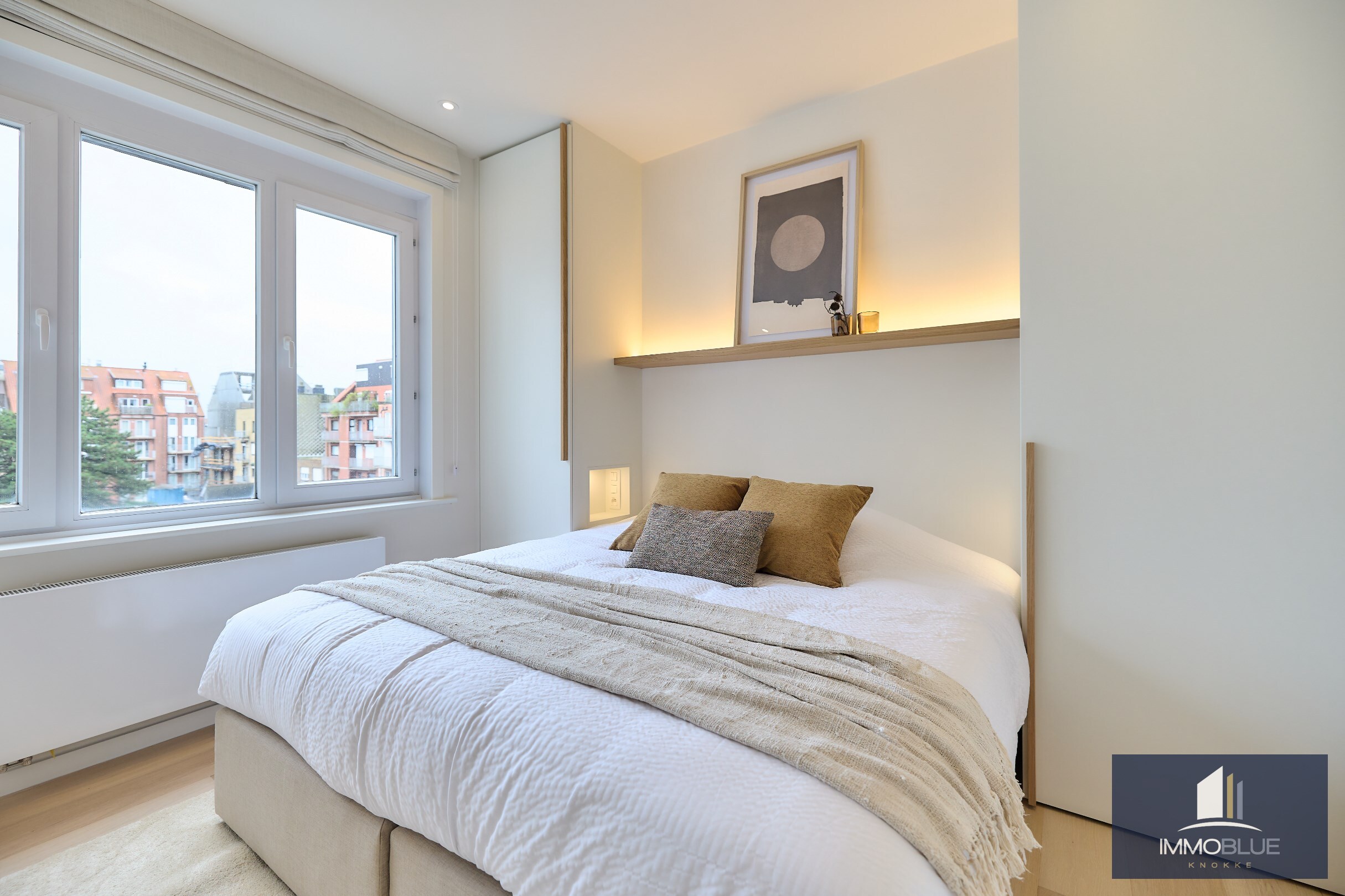 Ruim volledig gerenoveerd appartement met vier slaapkamers en zijdelings zeezicht. 