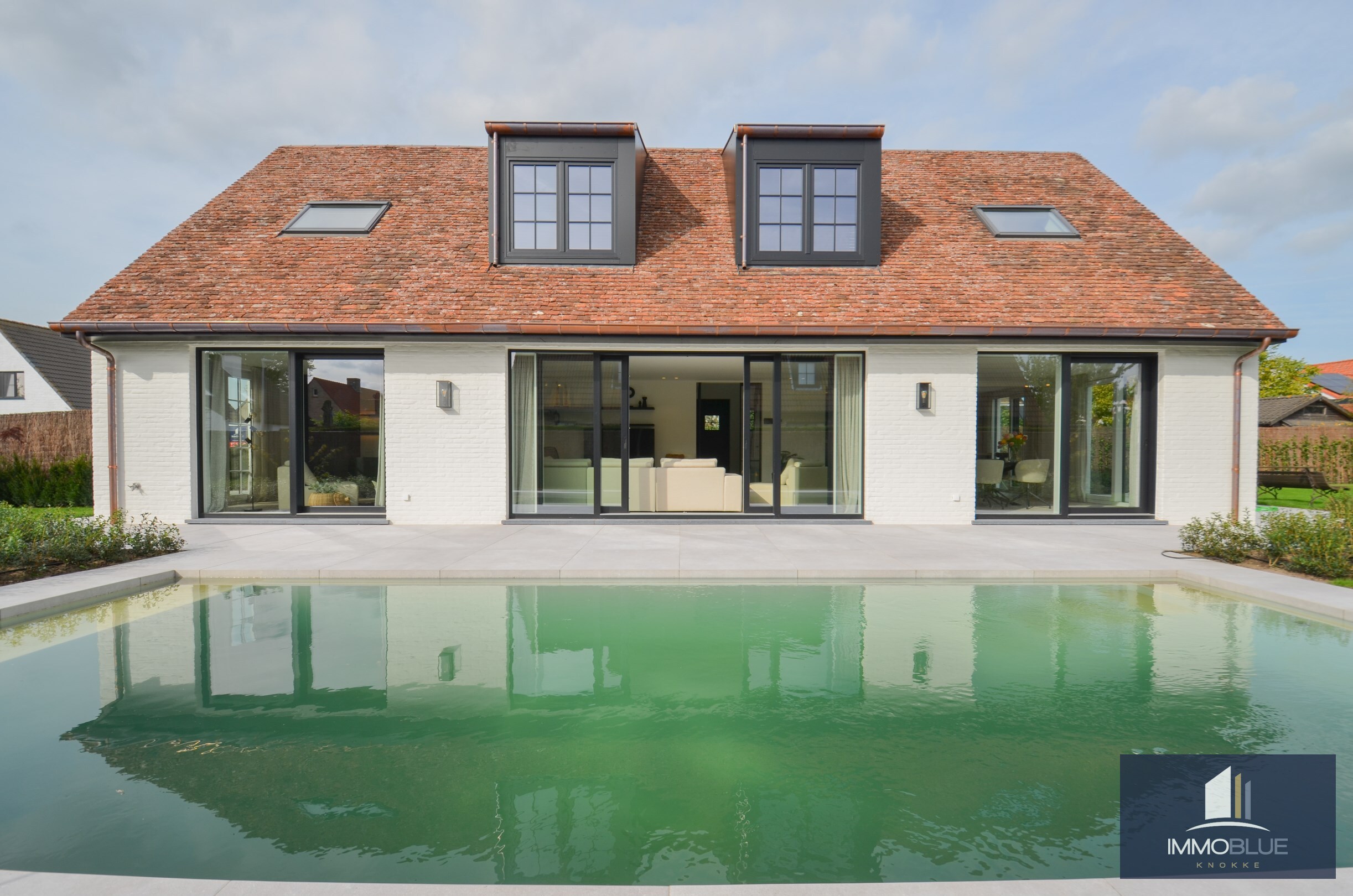 Luxueuse villa enti&#232;rement r&#233;nov&#233;e avec jardin ensoleill&#233; et piscine. 