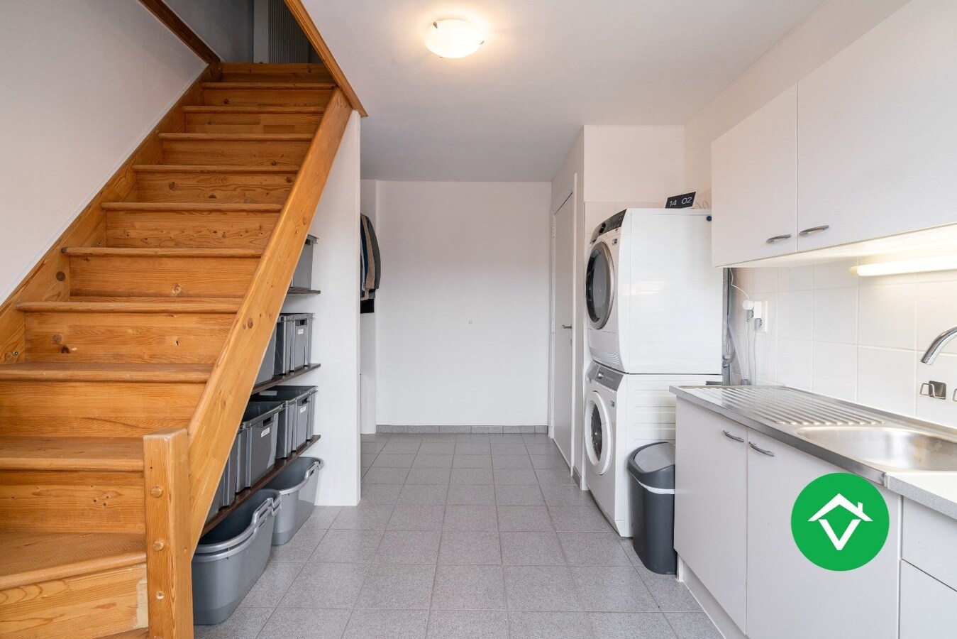 Ruimewoning in centrum Roeselare met 3 slaapkamers, dakterras en autostaanplaats 
