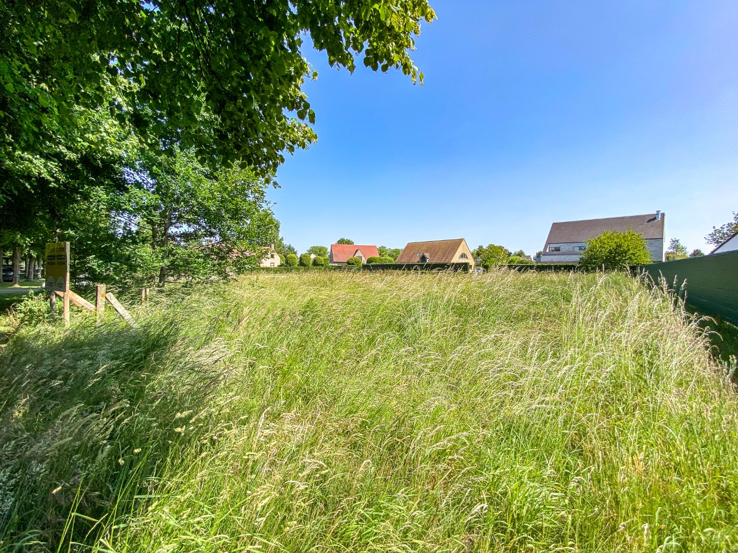 Ruim perceel van 1064 m&#178; in residenti&#235;le wijk bestemd voor open bebouwing te Oostduinkerke (Koksijde). 