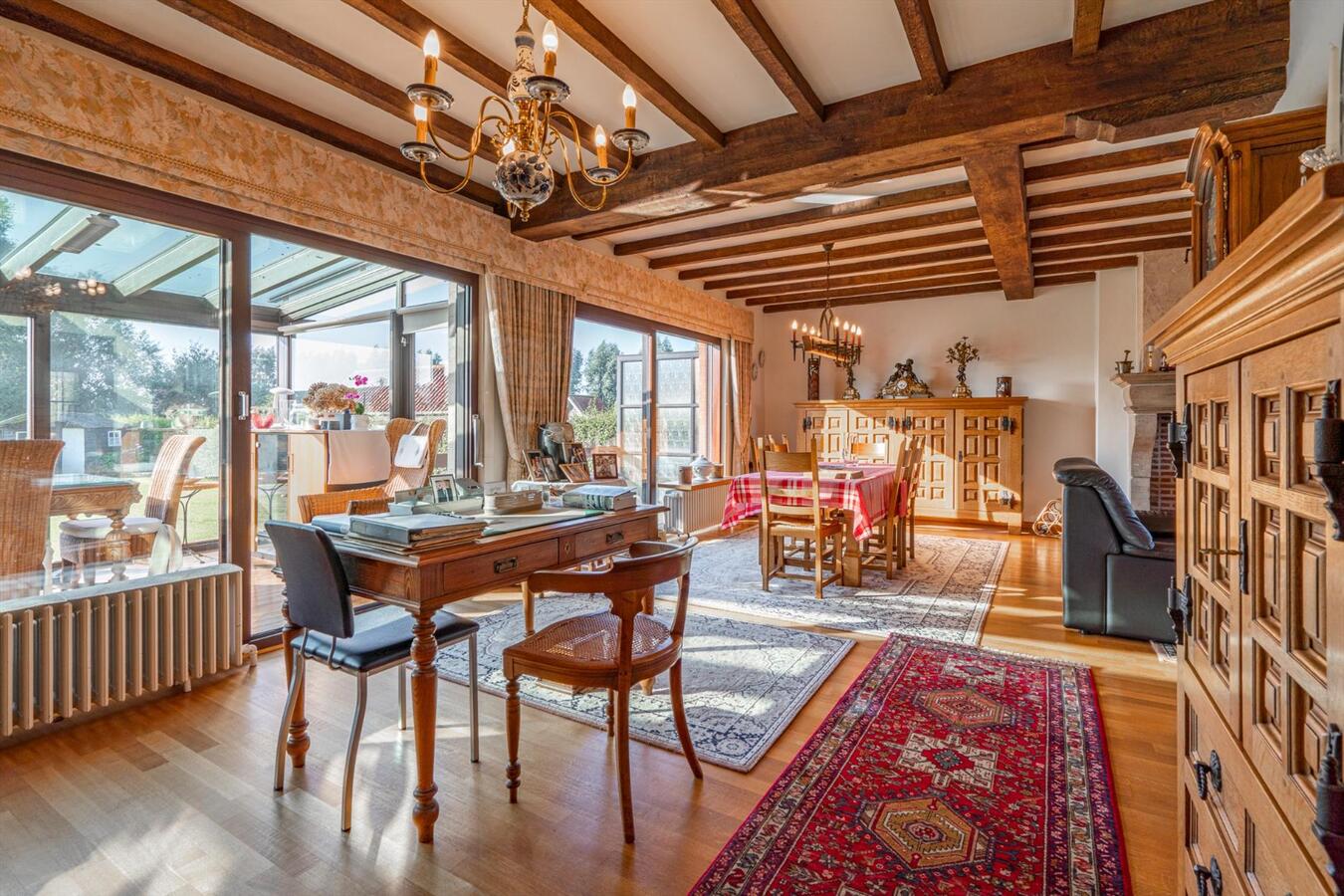 Grote woning met 6 slaapkamers en atelier op 2645 m&#178; te Koekelare 