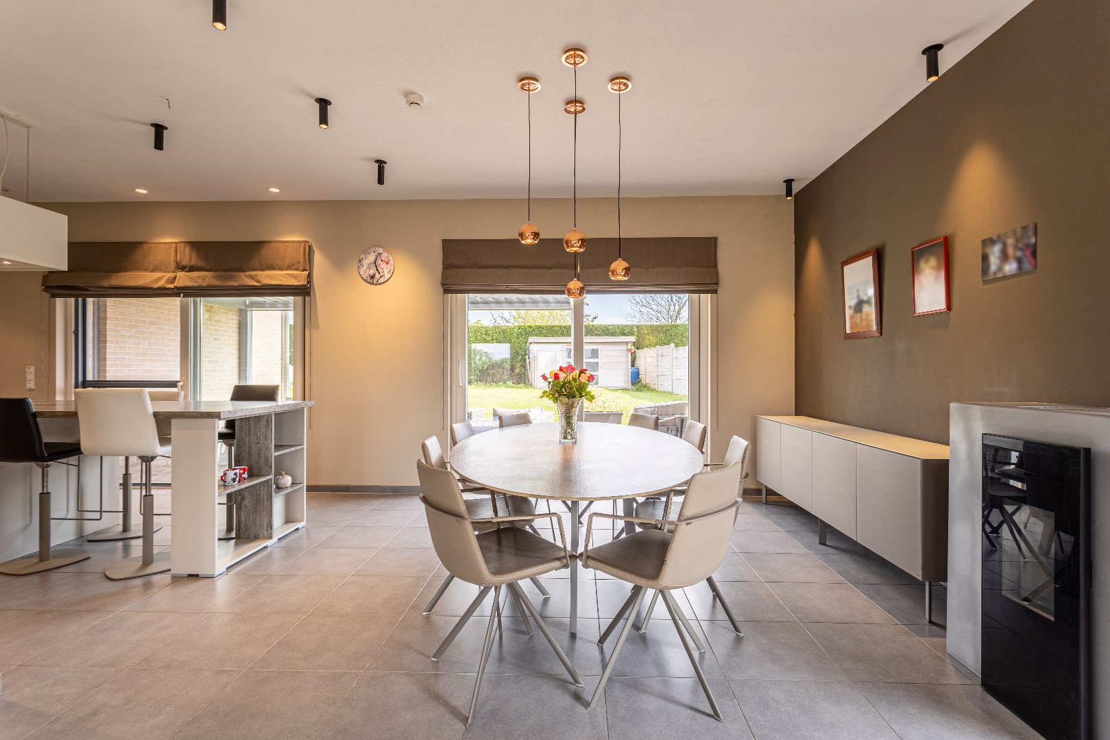 Maison moderne dans un endroit calme, avec 4-5 chambres, garage et jardin 