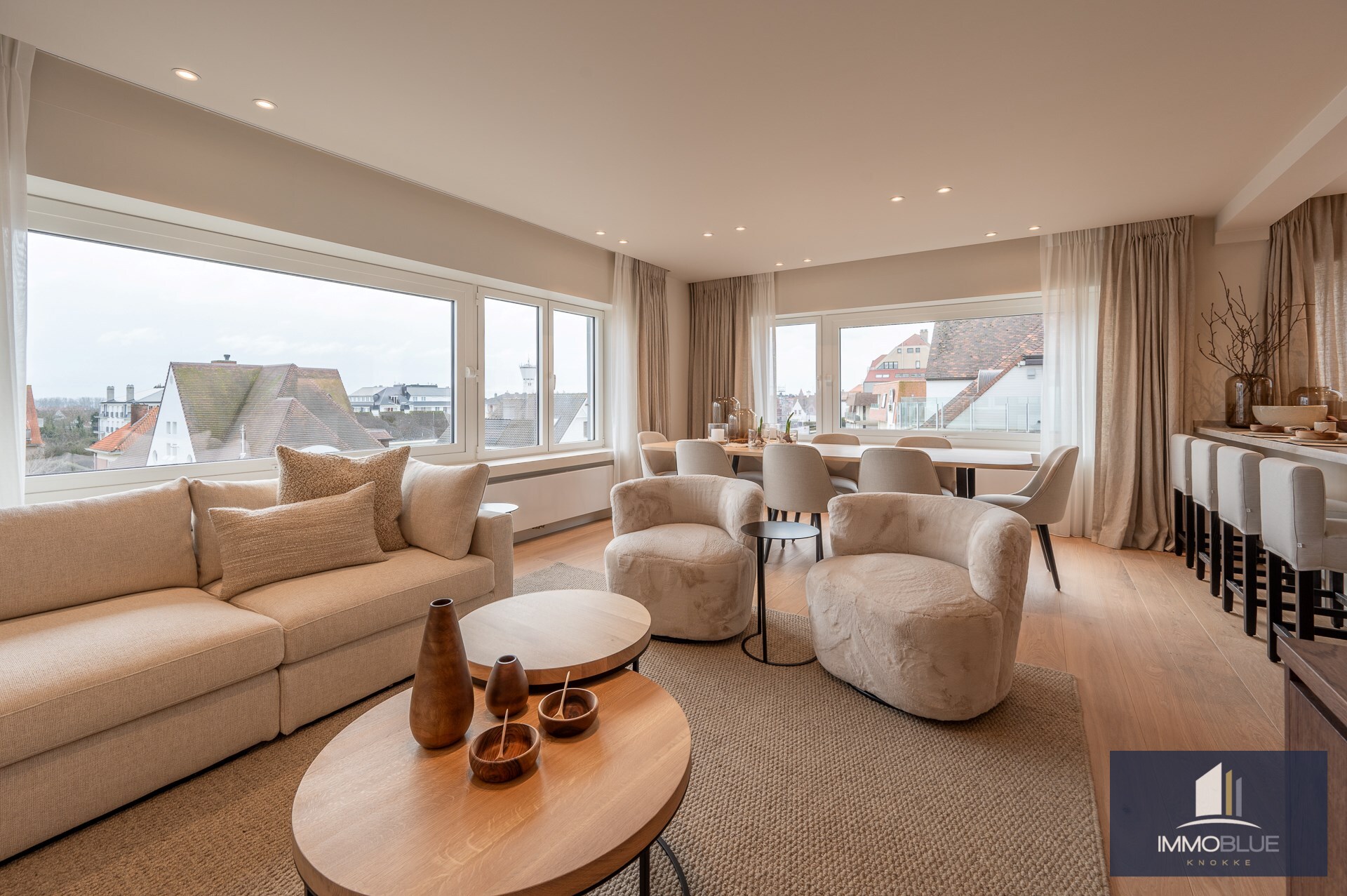 Stijlvol volledig gerenoveerd hoekappartement met een panoramisch zicht gelegen vlakbij het strand. 