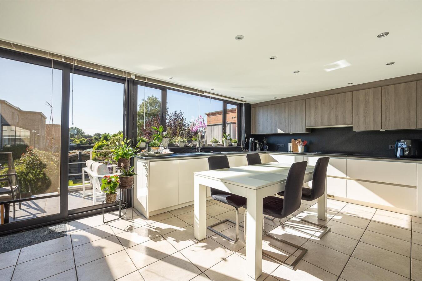 Zeer ruime bel-&#233;tage woning in een rustige woonwijk! 