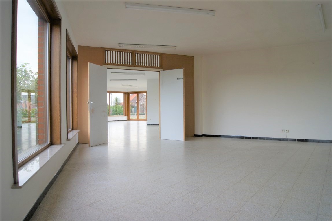 Winkelruimte/kantoor (met atelier, opslag en parking), Kortemark 