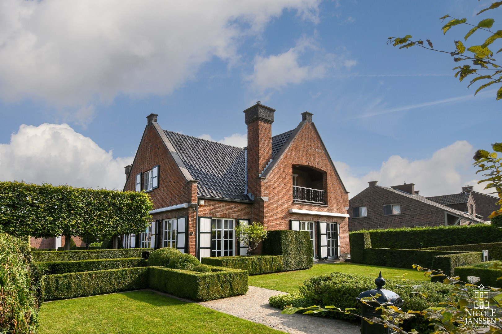 Zeer centraal in de binnenstad van Maaseik op wandelafstand van de markt met alle winkels en voorzieningen op een boogscheut verwijderd 