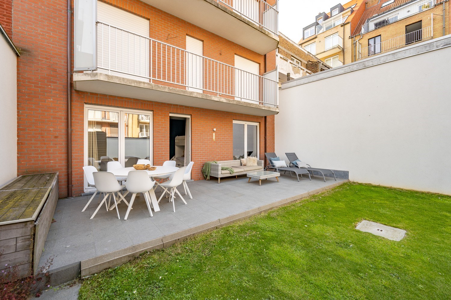 MEUBL&#201; : Appartement rez-de-chauss&#233;e unique et r&#233;cemment meubl&#233; avec un beau jardin ensoleill&#233;, id&#233;alement situ&#233; pr&#232;s de l&#39;avenue Dumortier &#224; Knokke. 