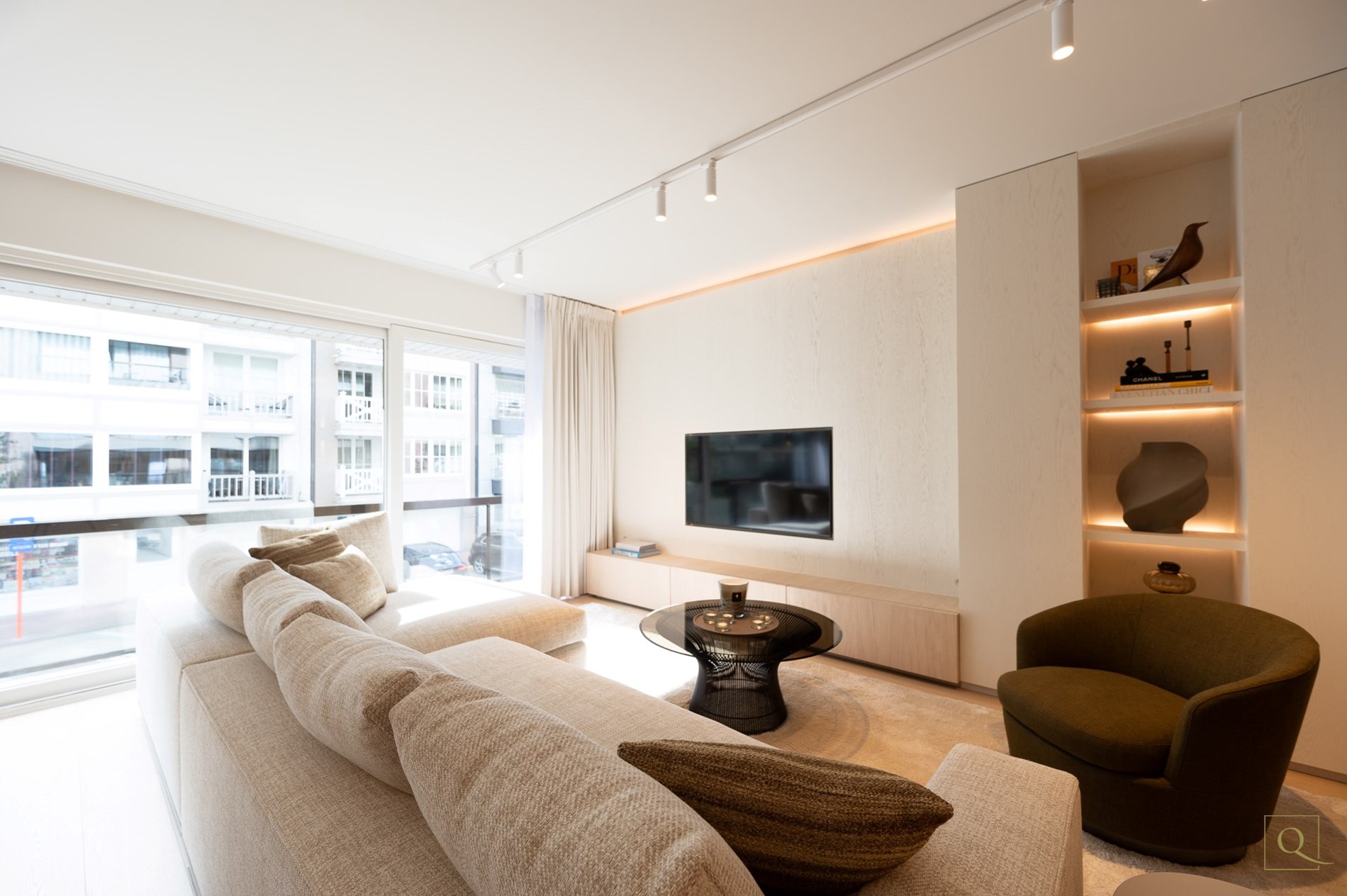 Prachtige gerenoveerd 3-kamer appartement centraal gelegen te Van Bunnenlaan met ruim terras. 