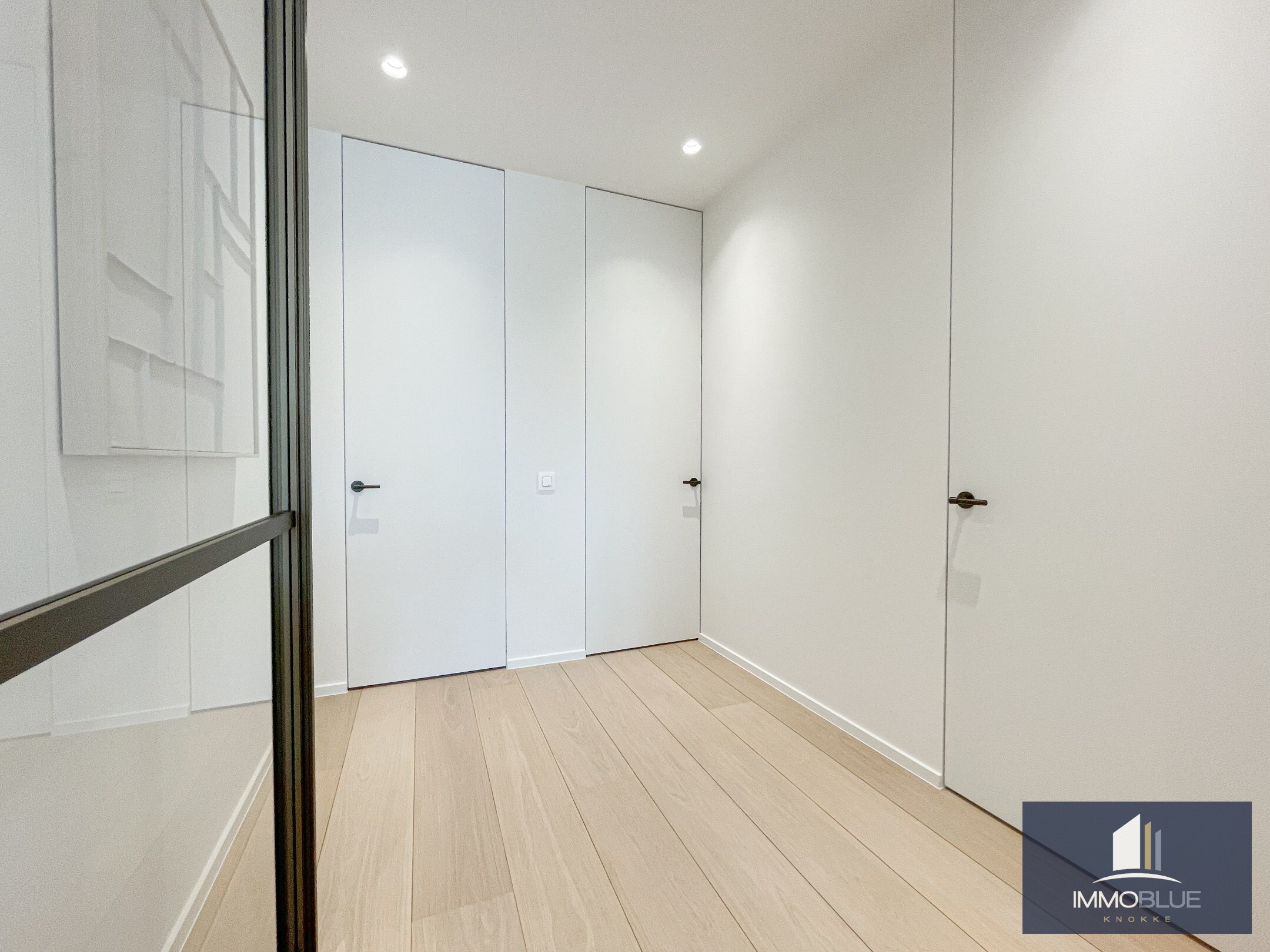 Volledig gerenoveerd, tijdloos appartement met open zicht en een royale gevelbreedte. 