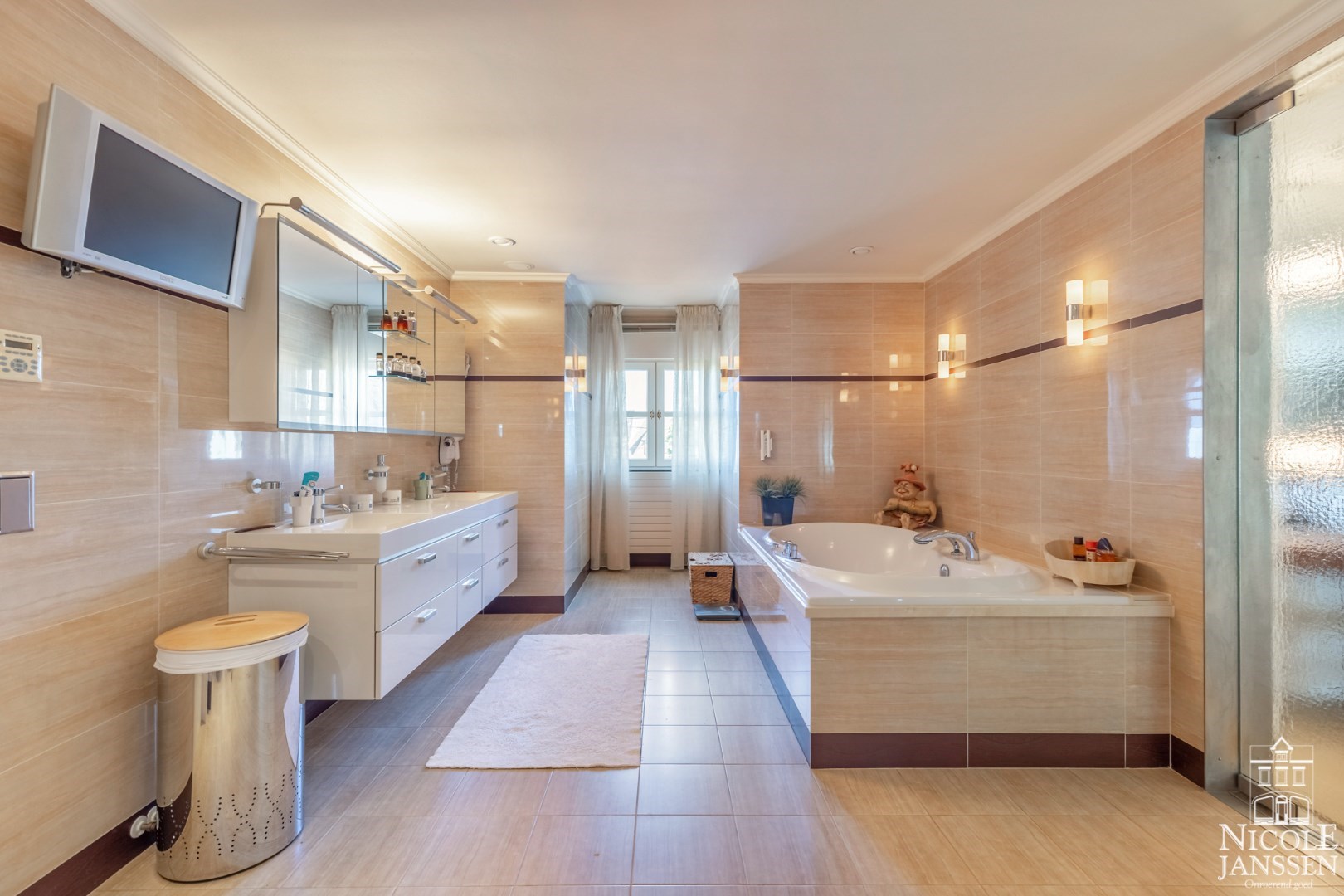 Badkamer met ligbad en wastafel
