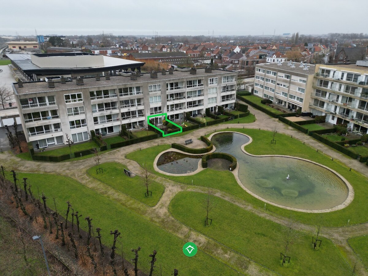 Gelijkvloers appartement met &#233;&#233;n slaapkamer, tuin en garage in centrum Roeselare 