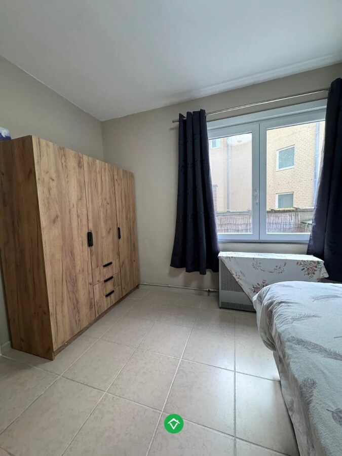 Opbrengsteigendom te koop met ruime garages in Oostende 