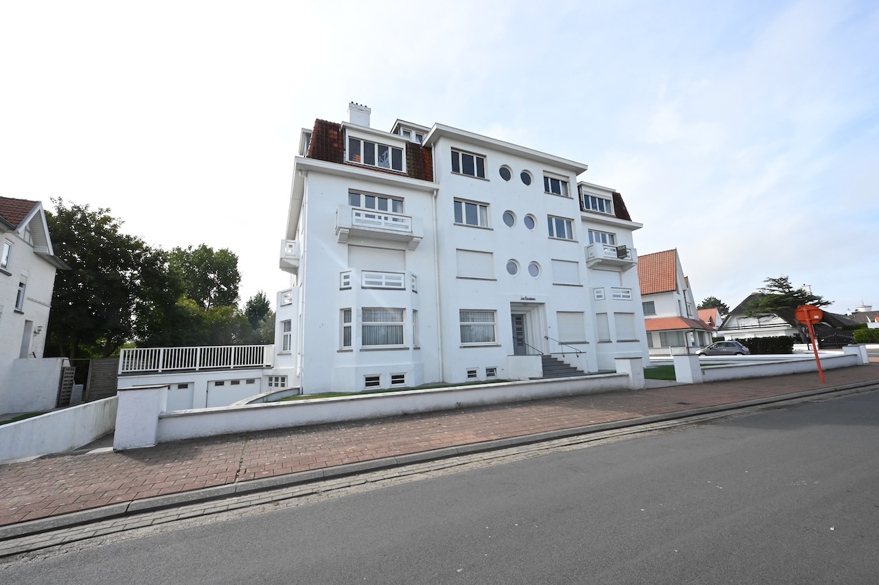 Prachtig gerenoveerd appartement op een topligging met frontaal meerzicht aan het zegemeer te Knokke. 