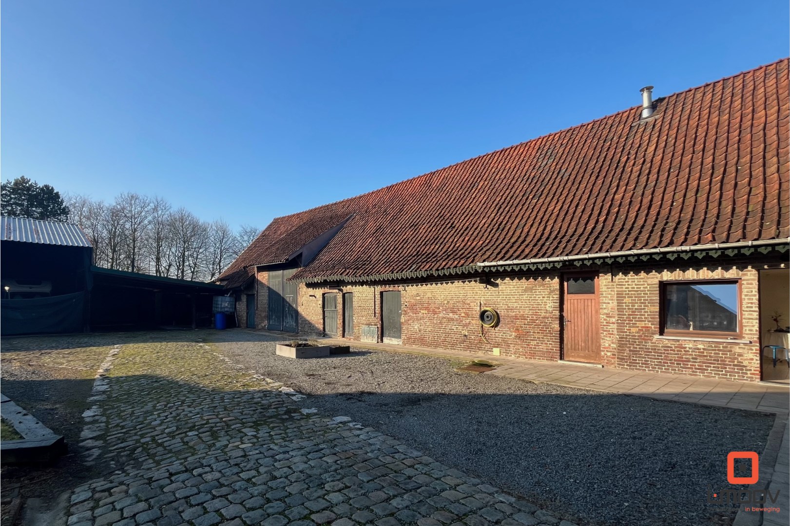 Charmante hoeve met landbouwgrond op gunstige locatie 