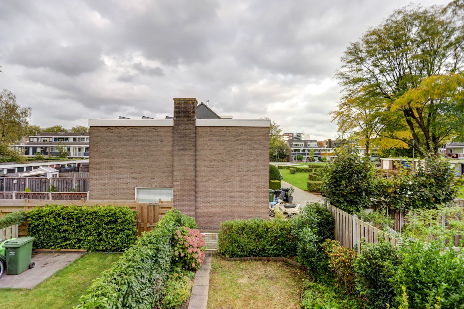 Kopers opgelet! Eenvoudige doch keurige 4 kamer tussenwoning met 3 slaapkamers, balkon, ruime tuin en separaat gelegen berging! 