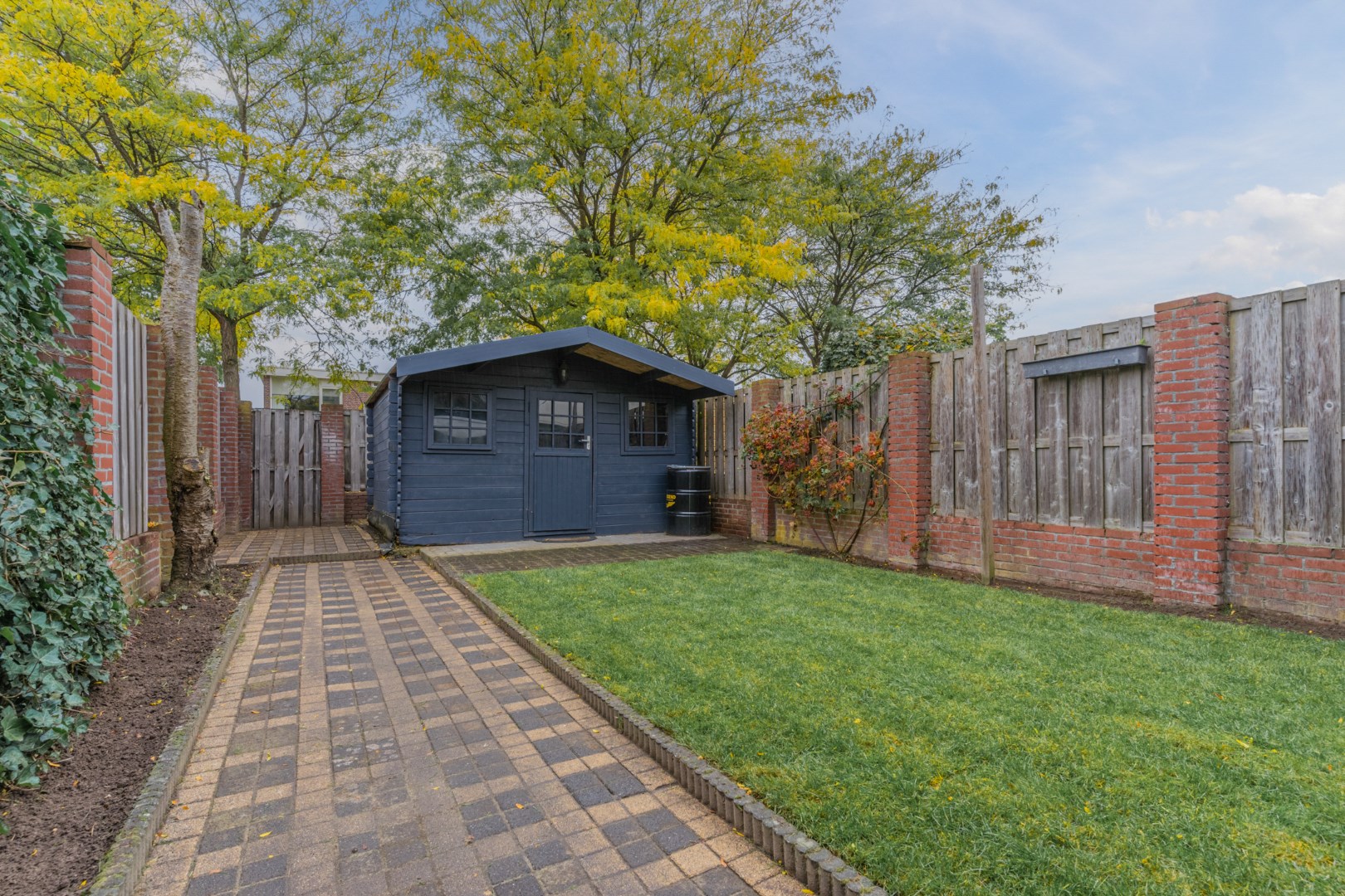 Over de volle breedte uitgebouwde tussenwoning met tuin en tuinhuis gelegen op een rustige locatie aan een autoluw hofje. Energielabel C. 