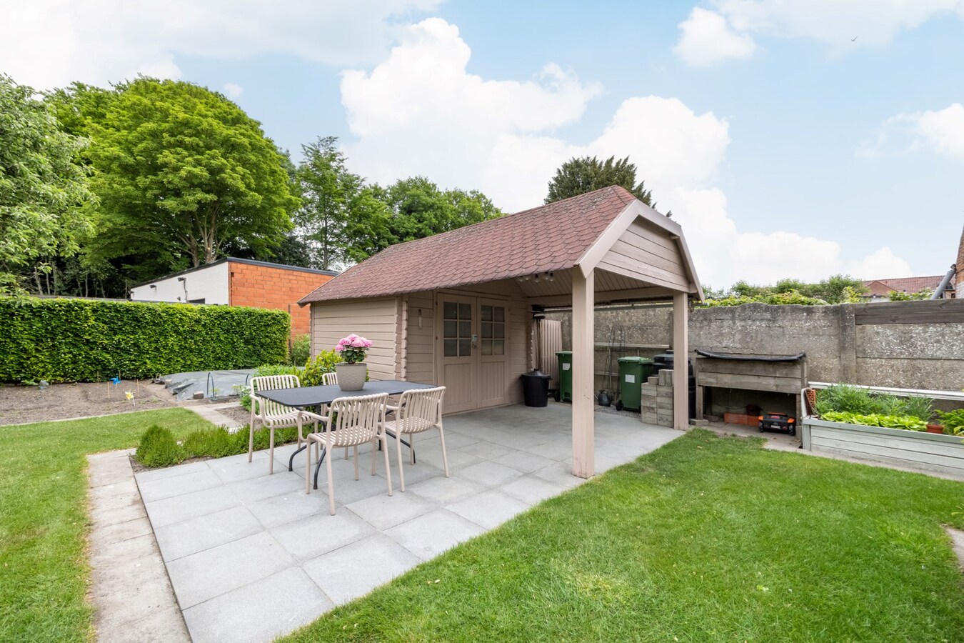 Interessante investeringsopportuniteit in hartje Malle: handelspand + 2 appartementen 