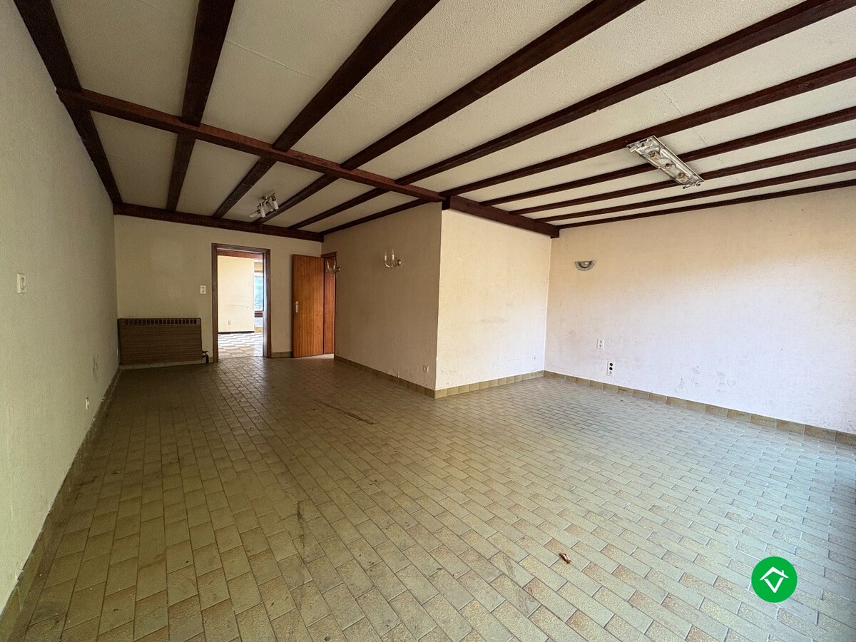 Unieke ruime eigendom op 1169 m&#178; grond met voormalige handelsruimte in centrum Koekelare 