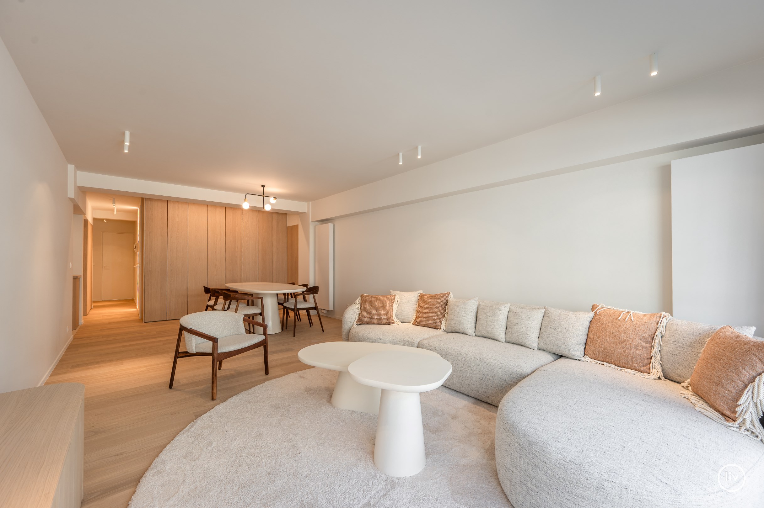 Gezellig gerenoveerd 3 slaapkamerappartement centraal gelegen op de P.Parmentierlaan te Knokke met ruim terras. 