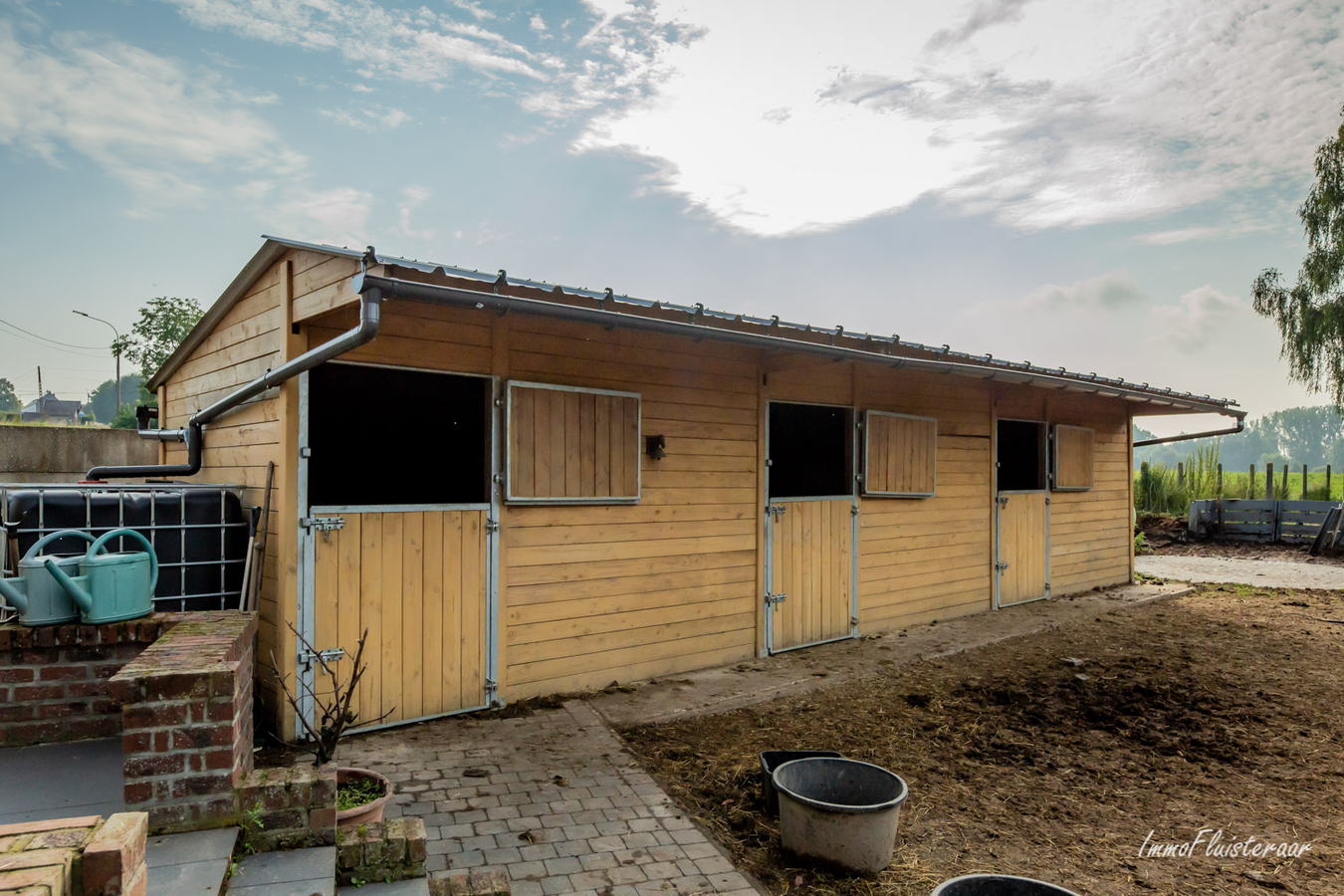 Eigentijdse woning met stallen en grasland op 4.740m&#178;. 