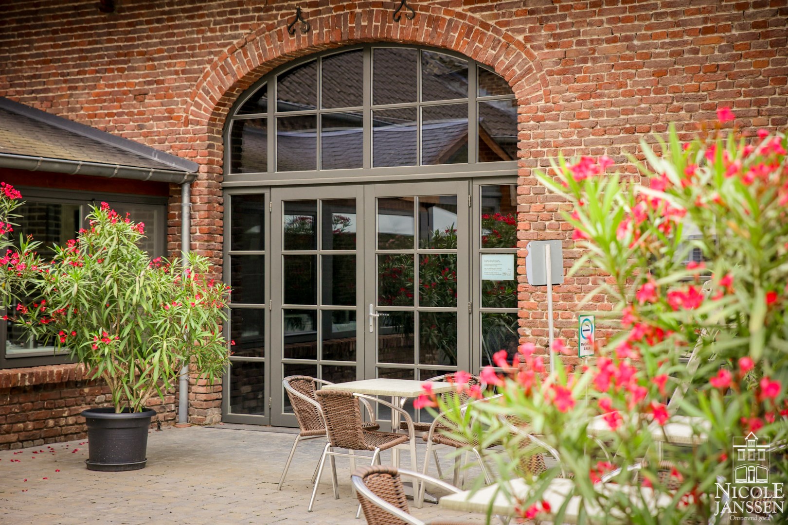 Toegang tot de multifunctionele ruimte vanuit het terras