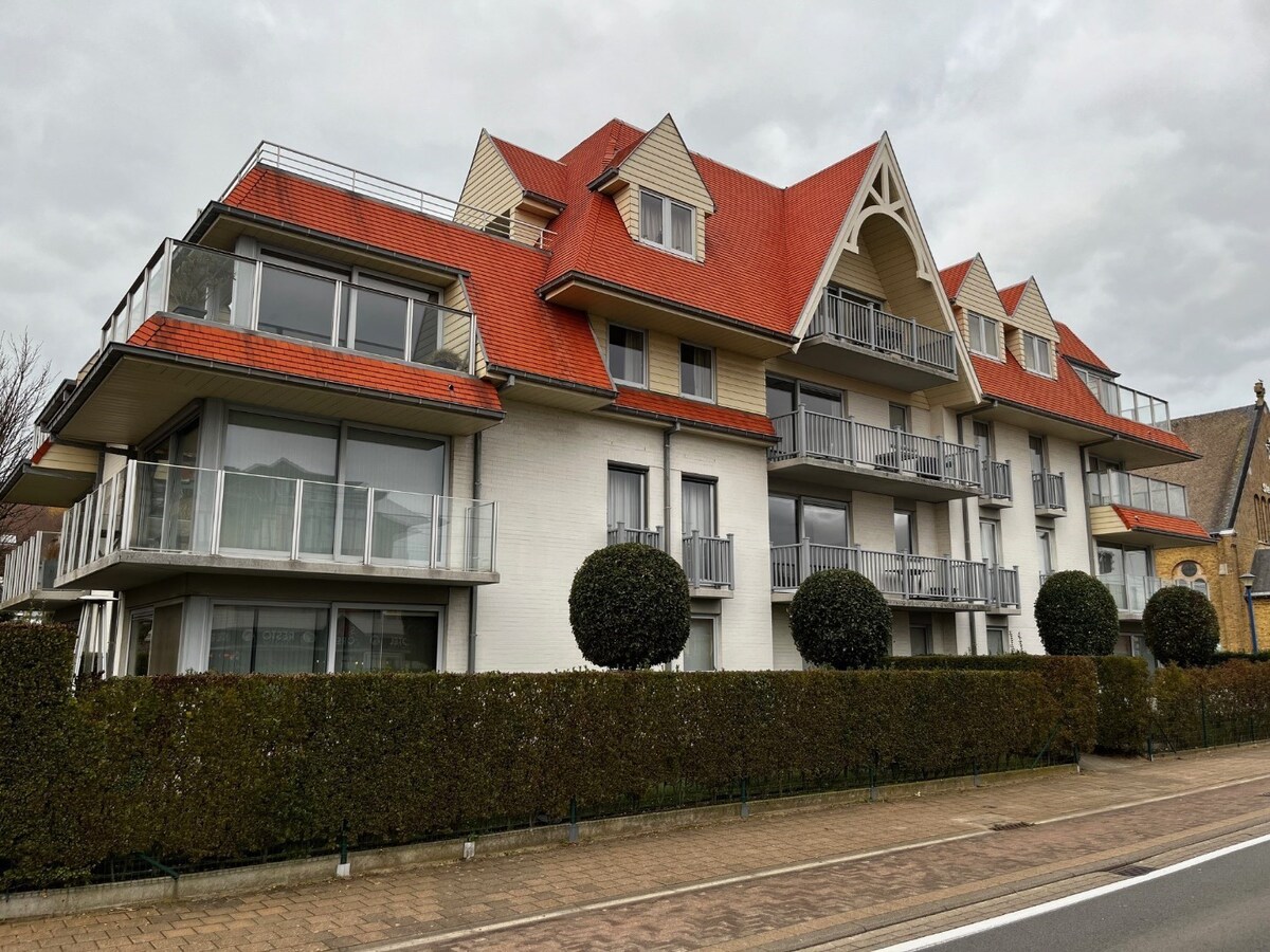 Comfortabel, recent appartement met terras nabij de Zeedijk, aan tramhalte gelegen 