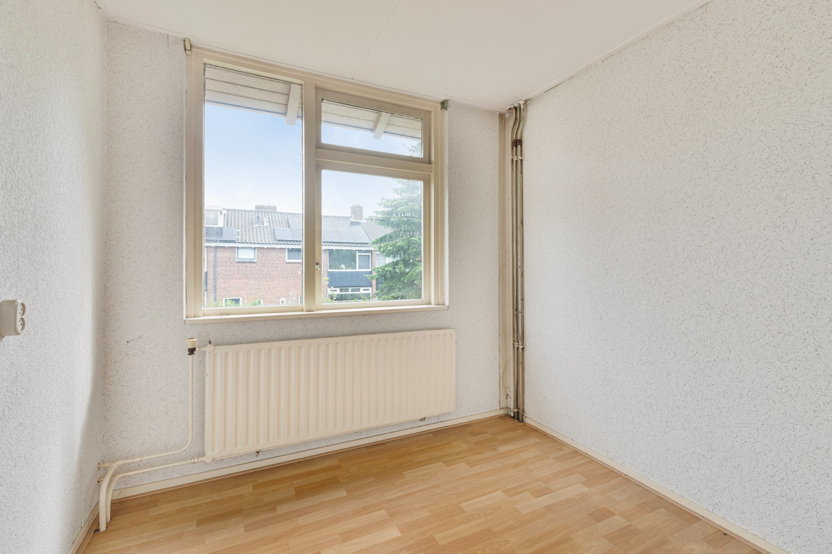 Visioenairs opgelet! Ruime 6-kamer tussenwoning met schuifpui aan de achterzijde, ruime voor- en achtertuin en gelegen op eigen grond! 