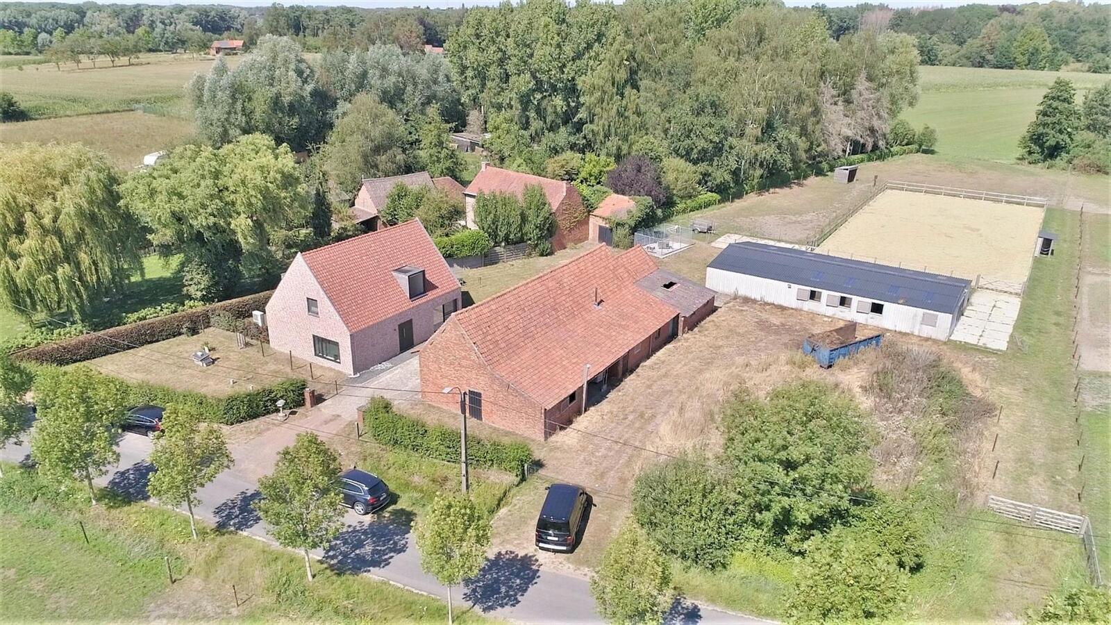 Recente woning met stalgebouw, grote schuur, buitenpiste en weilanden op ca. 1,23ha te Waasmunster (Oost-Vlaanderen) 