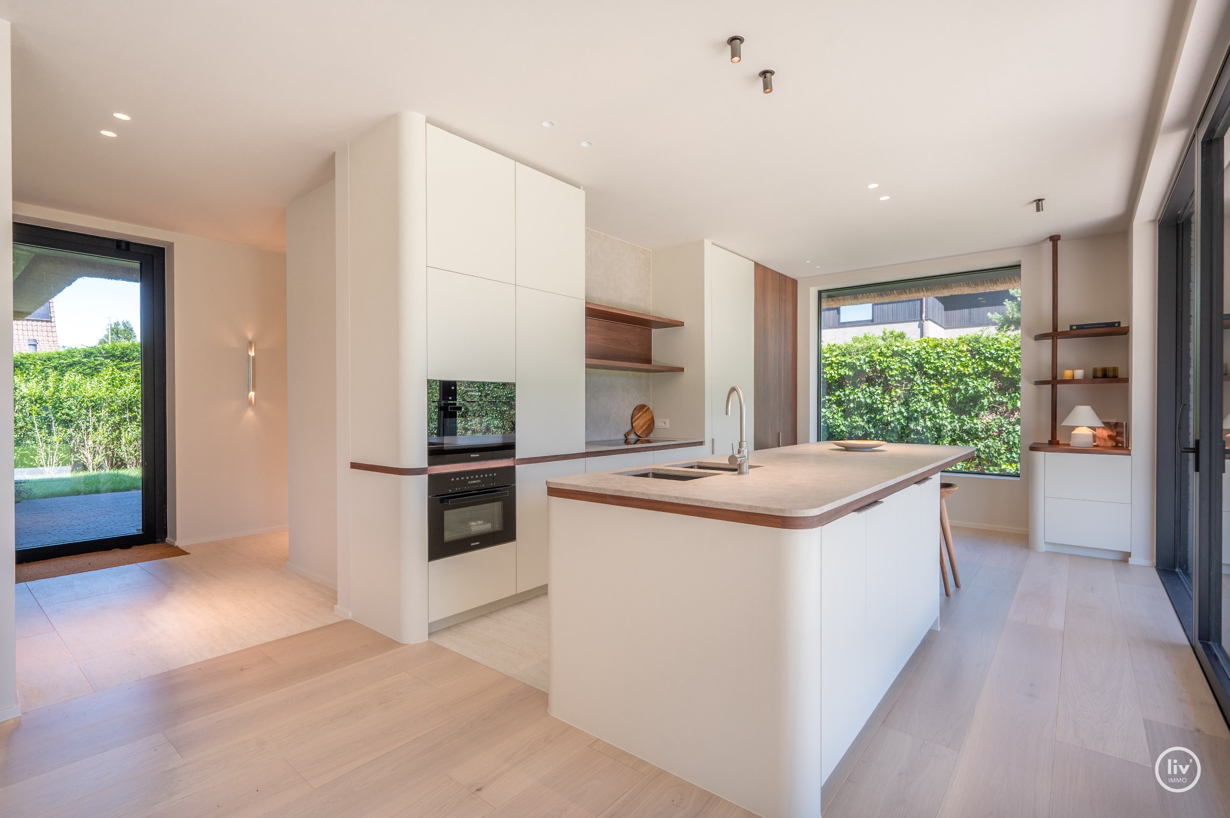 Journ&#233;e portes ouvertes samedi 4/07 de 14h &#224; 16h. Villa neuve exclusive avec piscine et jardin orient&#233; sud sur un grand terrain de 1.071m2. 