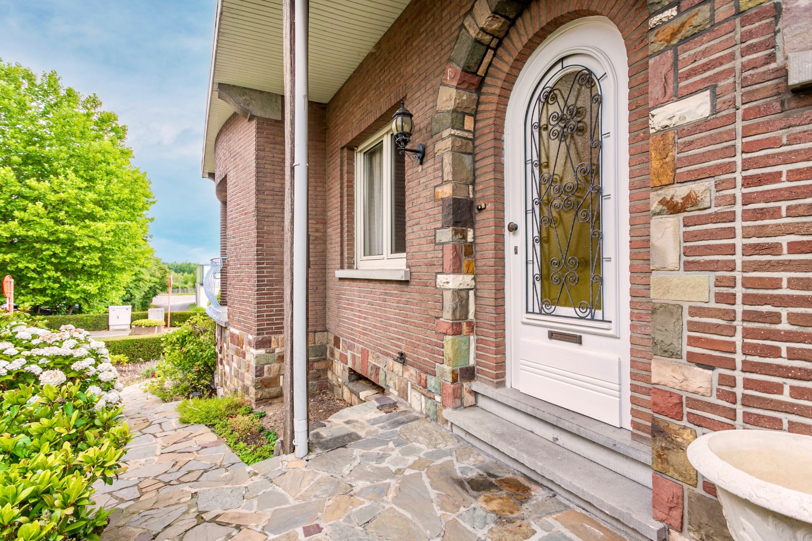 Woning met 2 (mogelijk 3) slpk. , tuin en inpandige garage 
