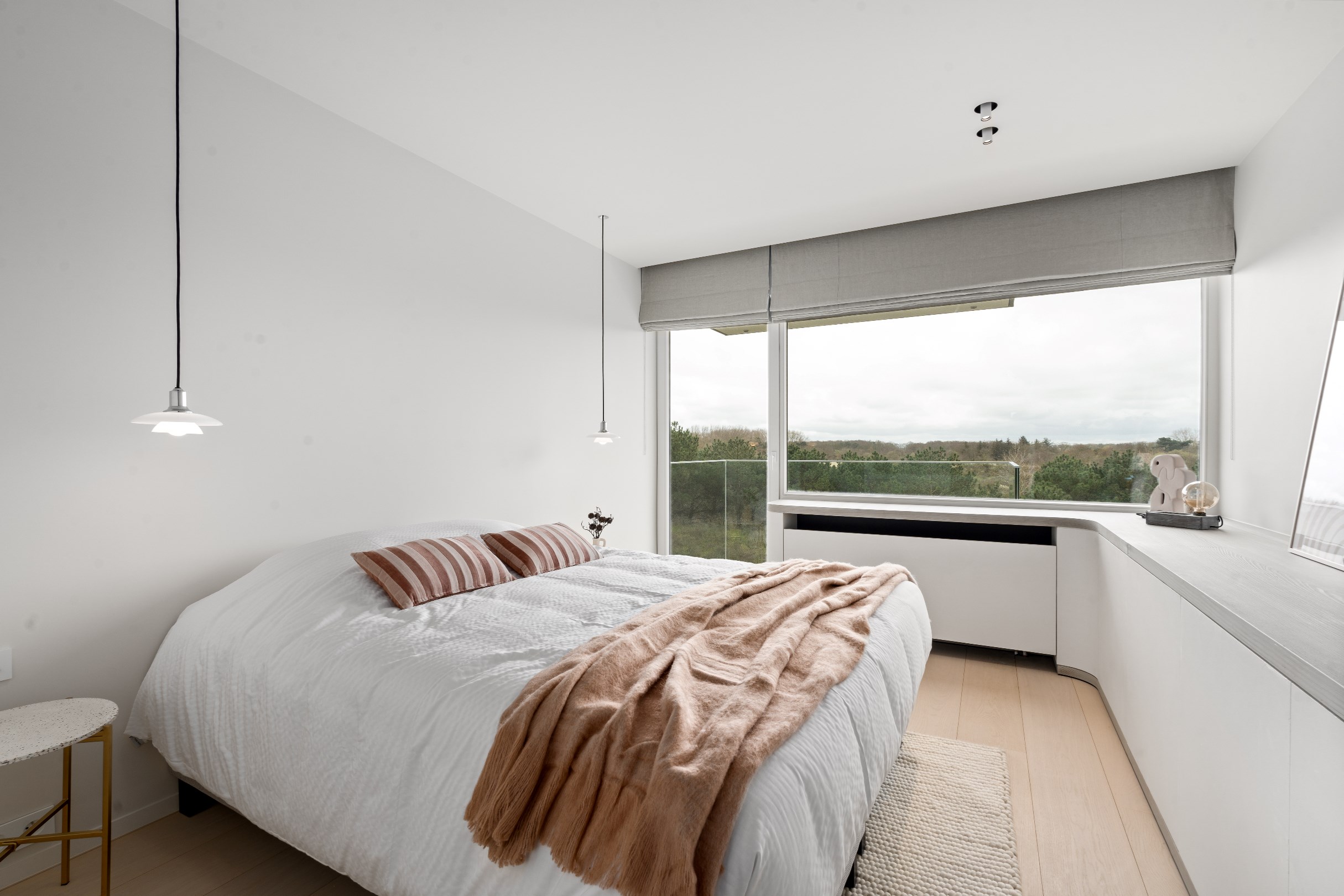 Prachtig gerenoveerd appartement met twee slaapkamers gelegen op een unieke ligging aan de Wandeldijk met heel mooie zichten op zee en het Zwin. 