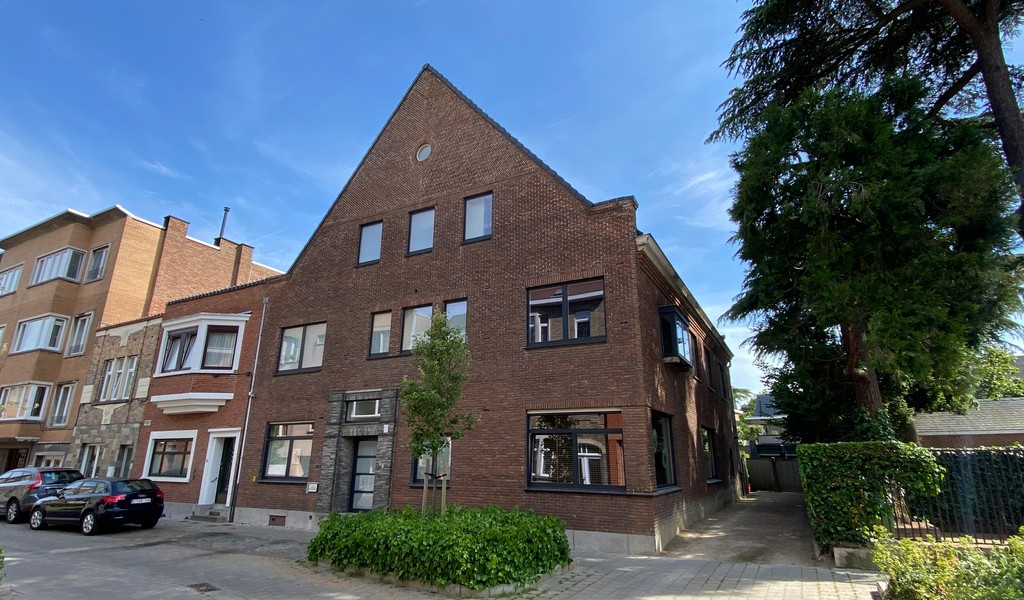 Terbeschikkingstelling van gemeubelde kantoren in kantoorvilla nabij Gent-Sint-Pieters