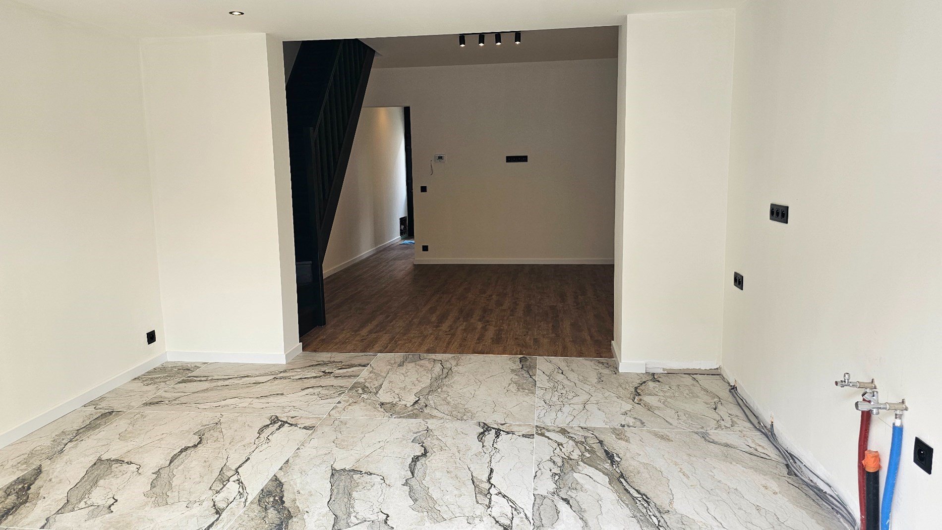 Totaal gerenoveerde instapklare stadswoning met 3 slaapkamers 