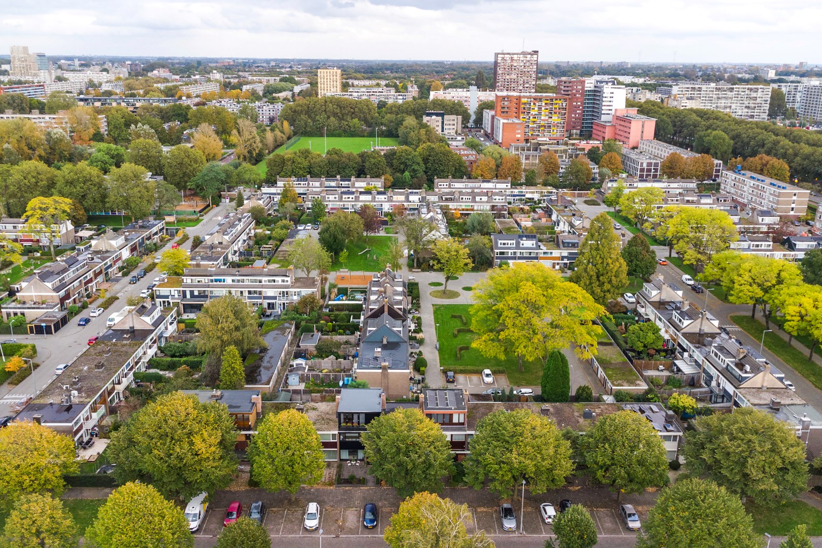 Kopers opgelet! Eenvoudige doch keurige 4 kamer tussenwoning met 3 slaapkamers, balkon, ruime tuin en separaat gelegen berging! 