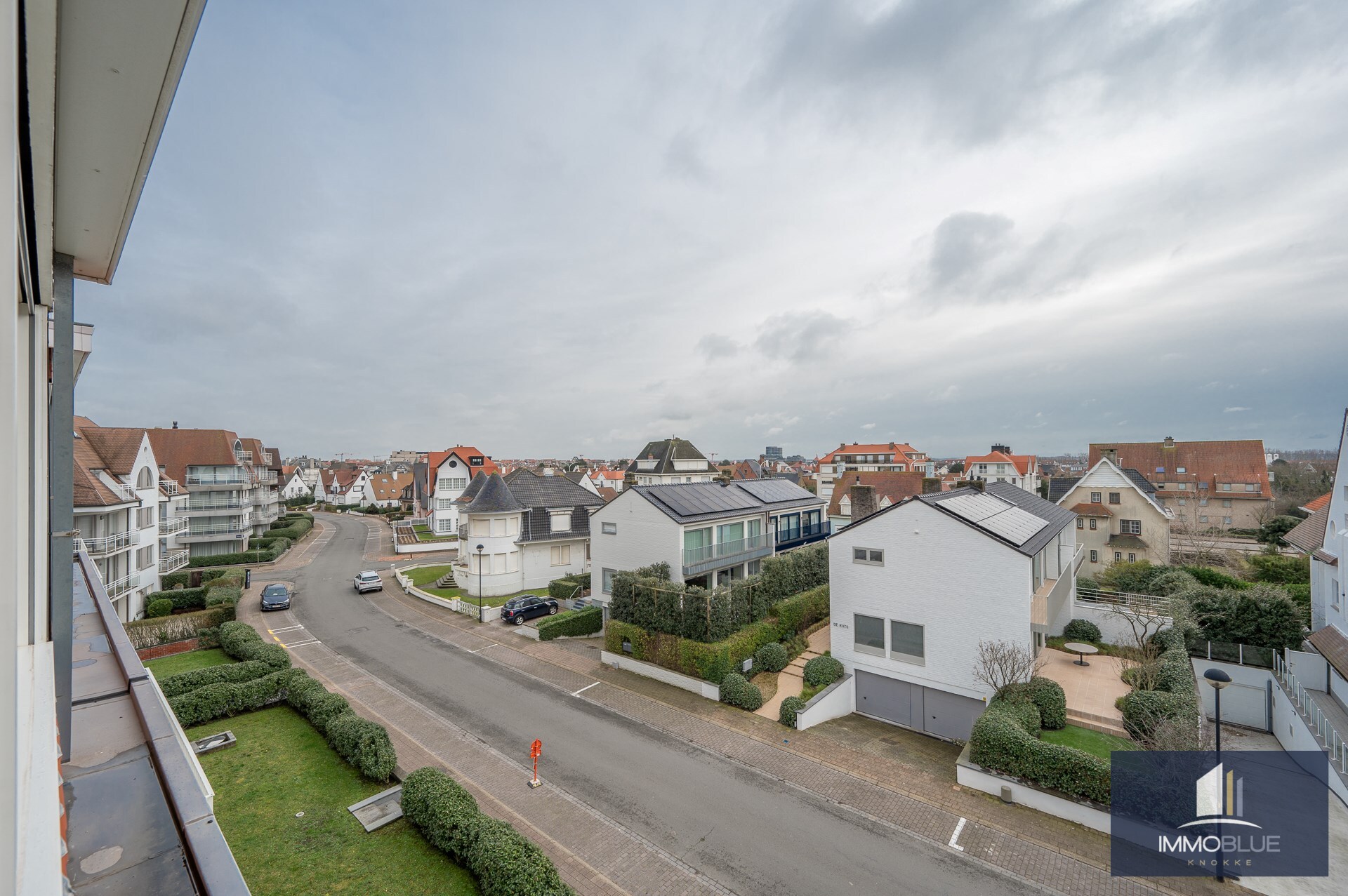 Stijlvol volledig gerenoveerd hoekappartement met een panoramisch zicht gelegen vlakbij het strand. 