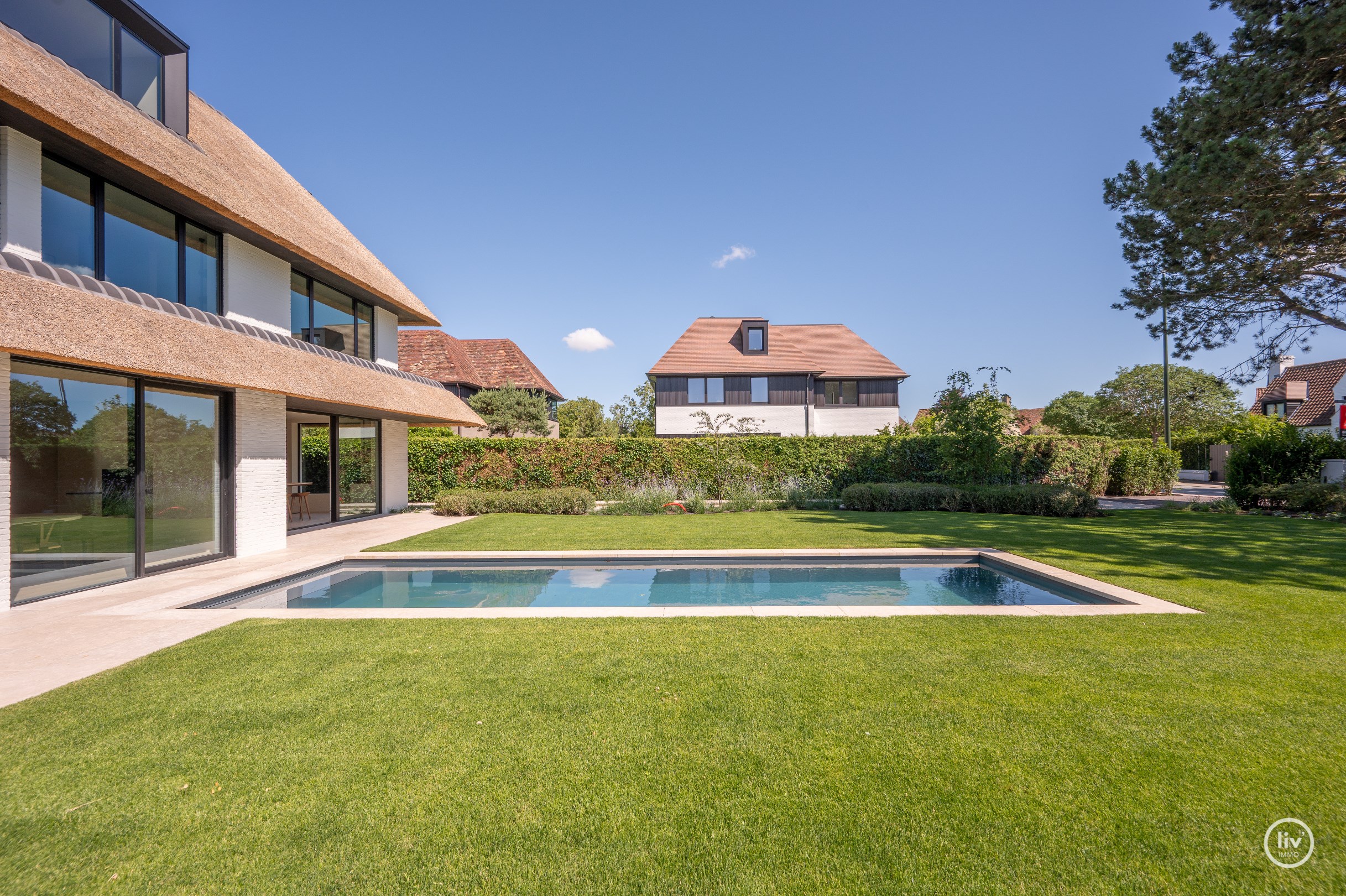 Journ&#233;e portes ouvertes samedi 4/07 de 14h &#224; 16h. Villa neuve exclusive avec piscine et jardin orient&#233; sud sur un grand terrain de 1.071m2. 