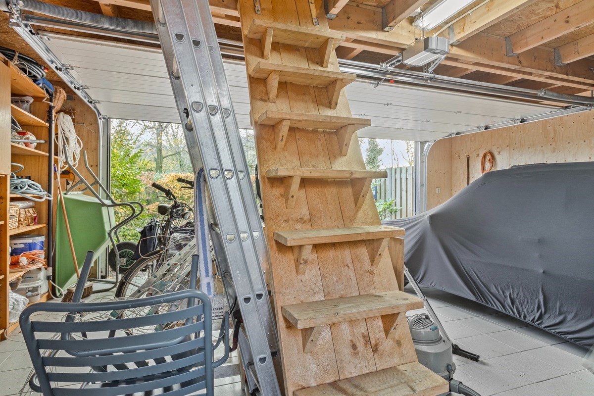 T.A. Makelaardij biedt aan:  Reigerlaan 10 te Kamperland; moderne architectonische vrijstaande villa met extra brede vrijstaande garage en royale private tuin rondom. 