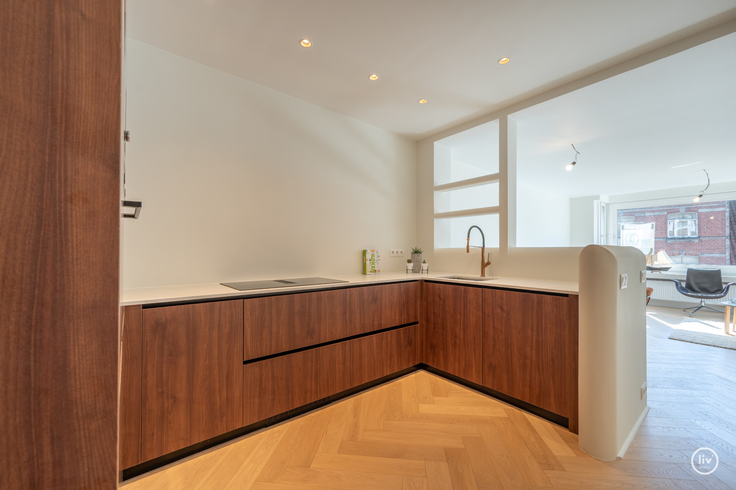 Gerenoveerd, lichtrijk appartement met 3 slaapkamers voorzien van alle luxe, gelegen op de Lippenslaan te Knokke. 