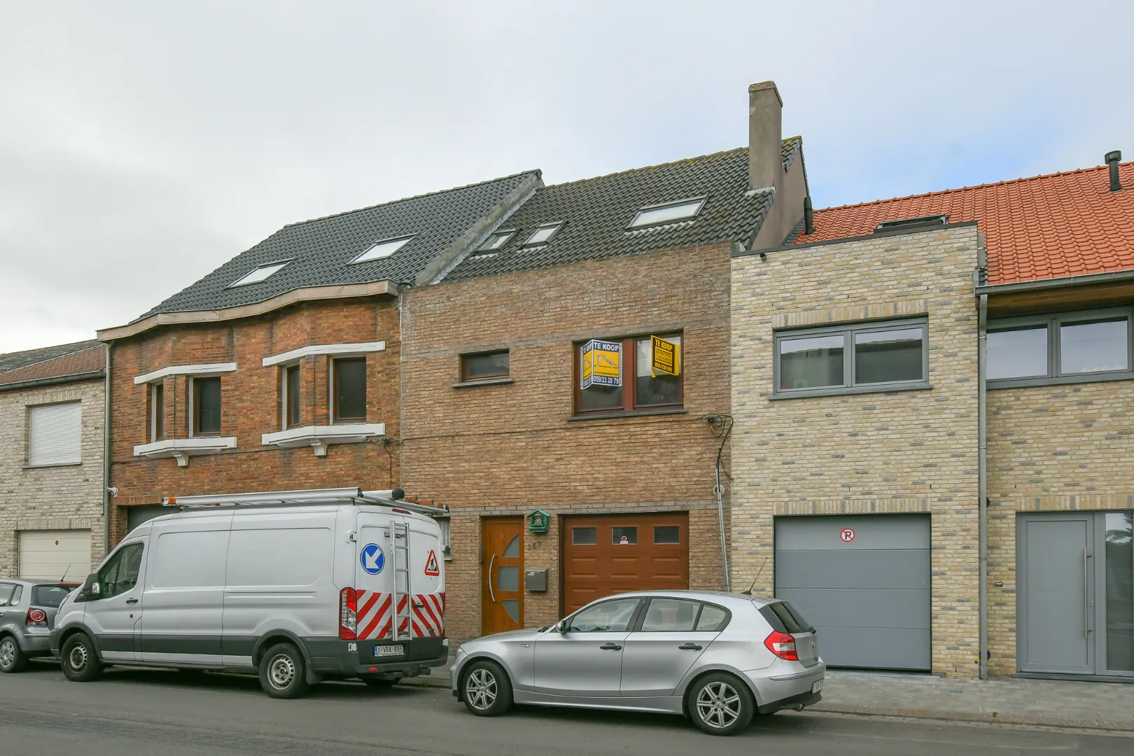 Goedgelegen rijwoning met garage en zongerichte koer en terras