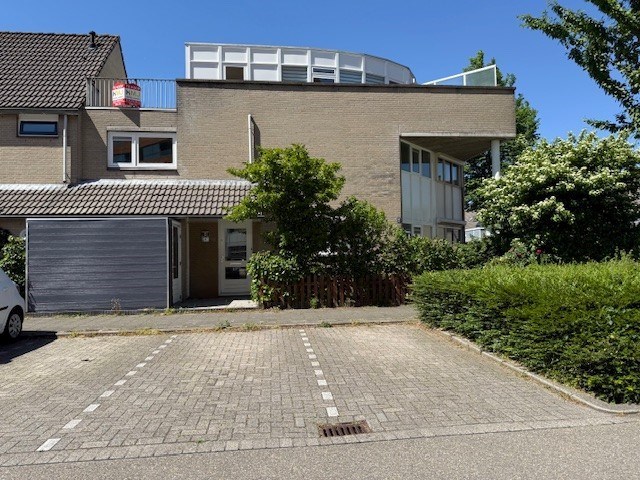 Royale hoek-eengezinswoning met 155 m&#178; wooncomfort en 5 kamers, riante tuin en dakterras. 