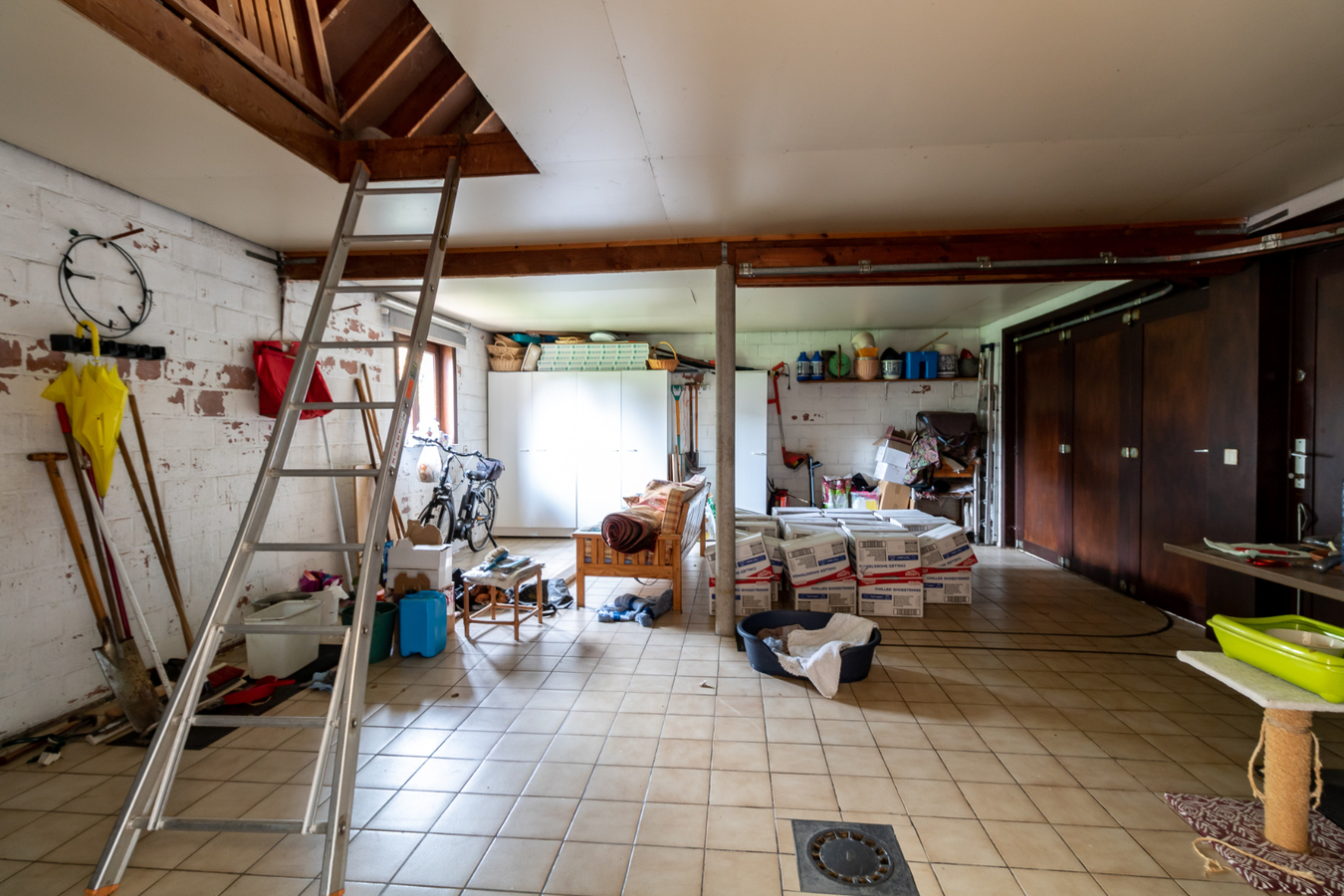 Ruime alleenstaande woning met dubbele garage te Koekelare 