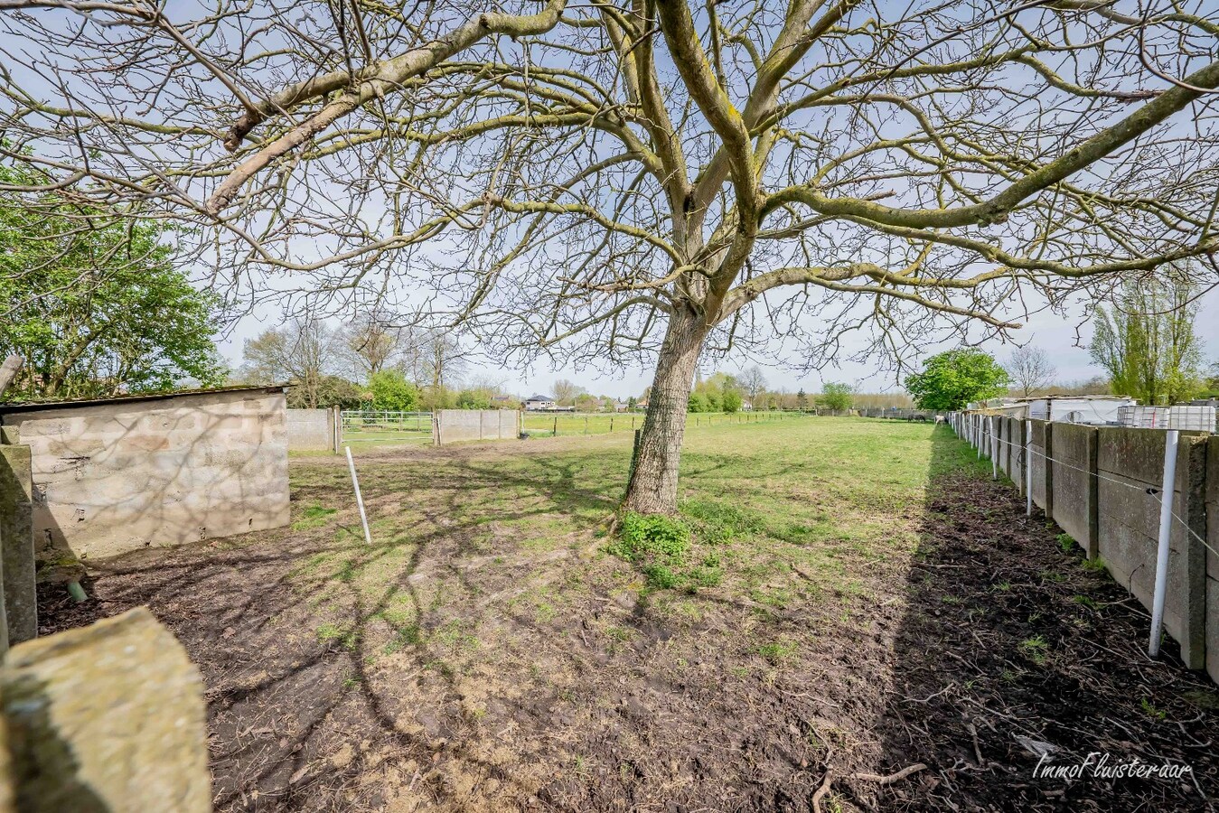 Te renoveren woning met diverse bijgebouwen en een weiland op ca. 25 a te Zoutleeuw 