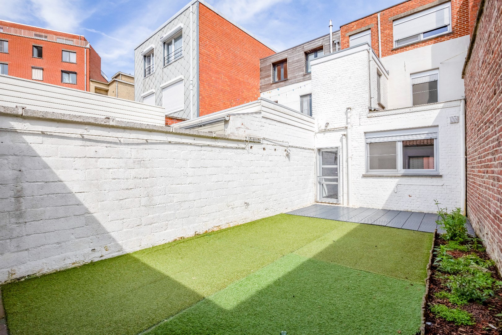 Toffe woning in rij met ingerichte tuin en garagebox 