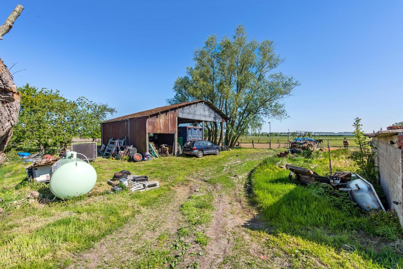 Alleenstaand landhuis met stallen op 2,2 HA te Eernegem 