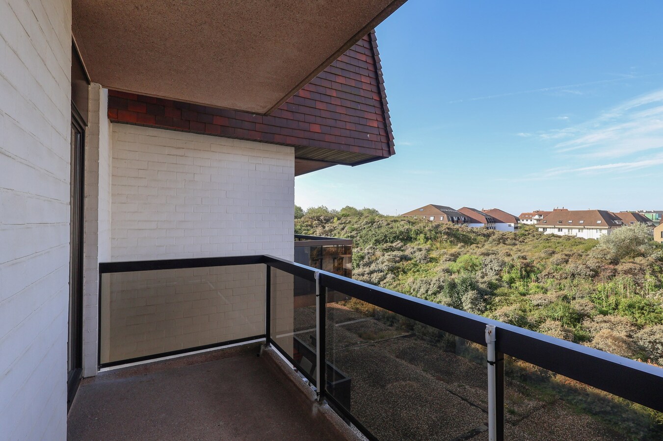 Appartement de 2 chambres enti&#232;rement r&#233;nov&#233; avec vue lat&#233;rale sur la mer 