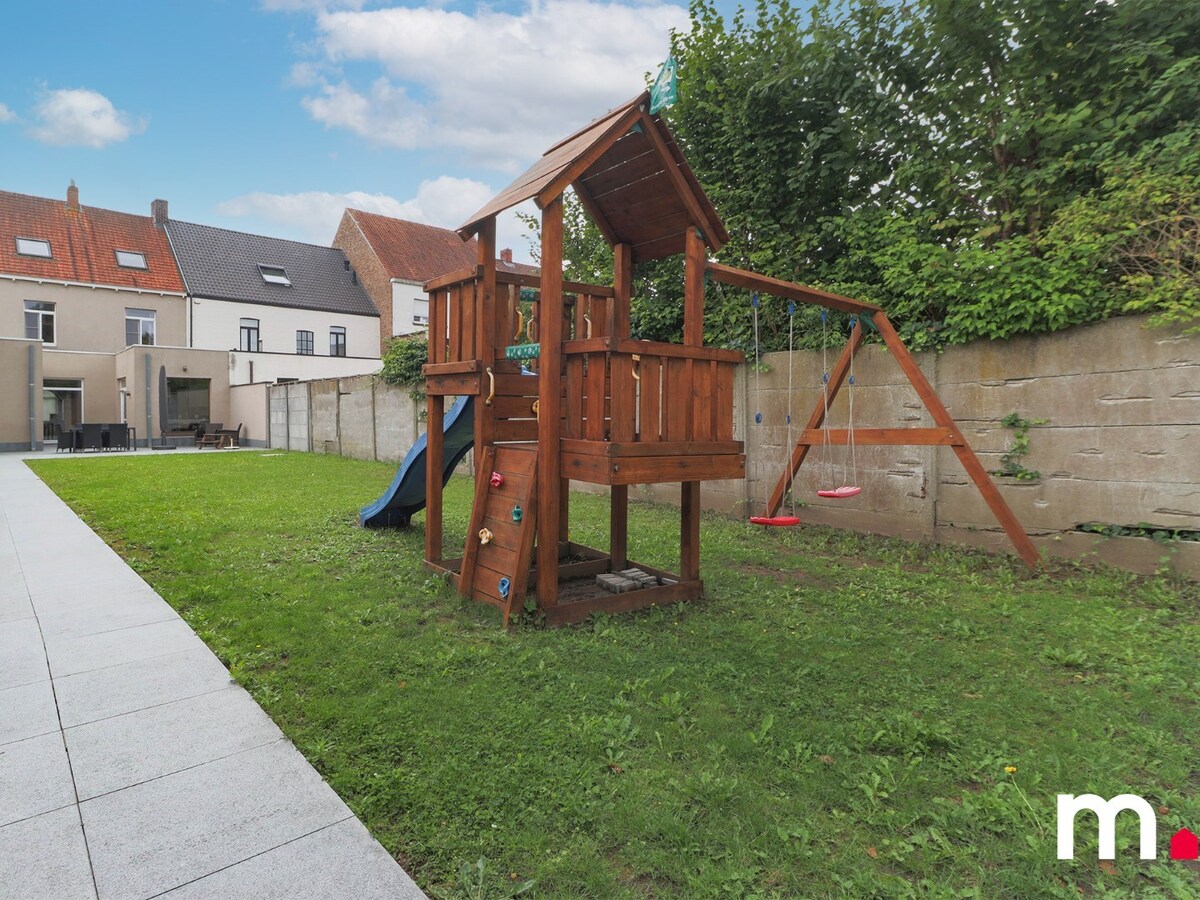 Prachtige herenwoning met 5 slaapkamers, tuin en uitweg! 